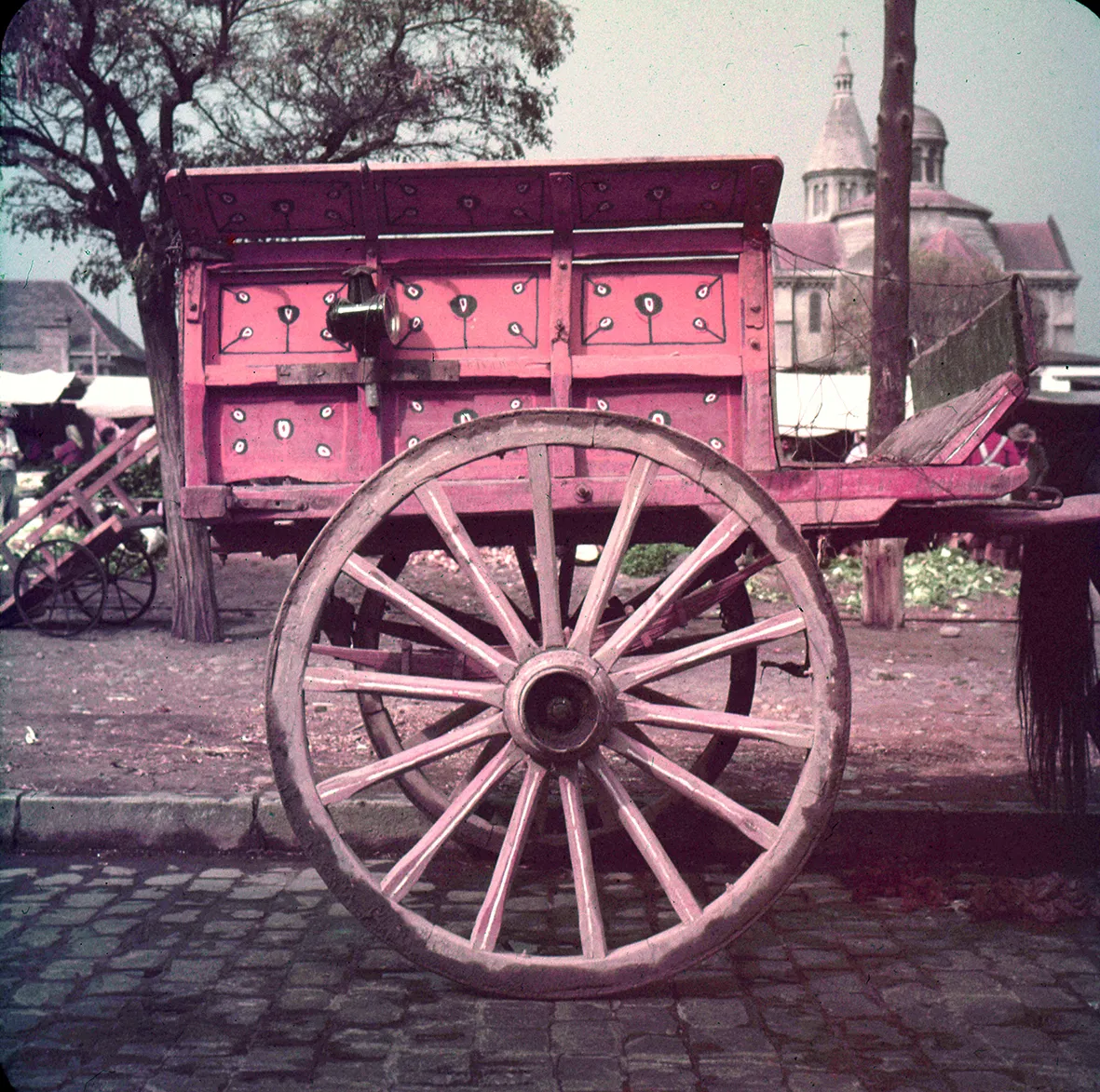 Carreta estacionada y pintada, Santiago, Región Metropolitana, Chile, 1950 - 1965