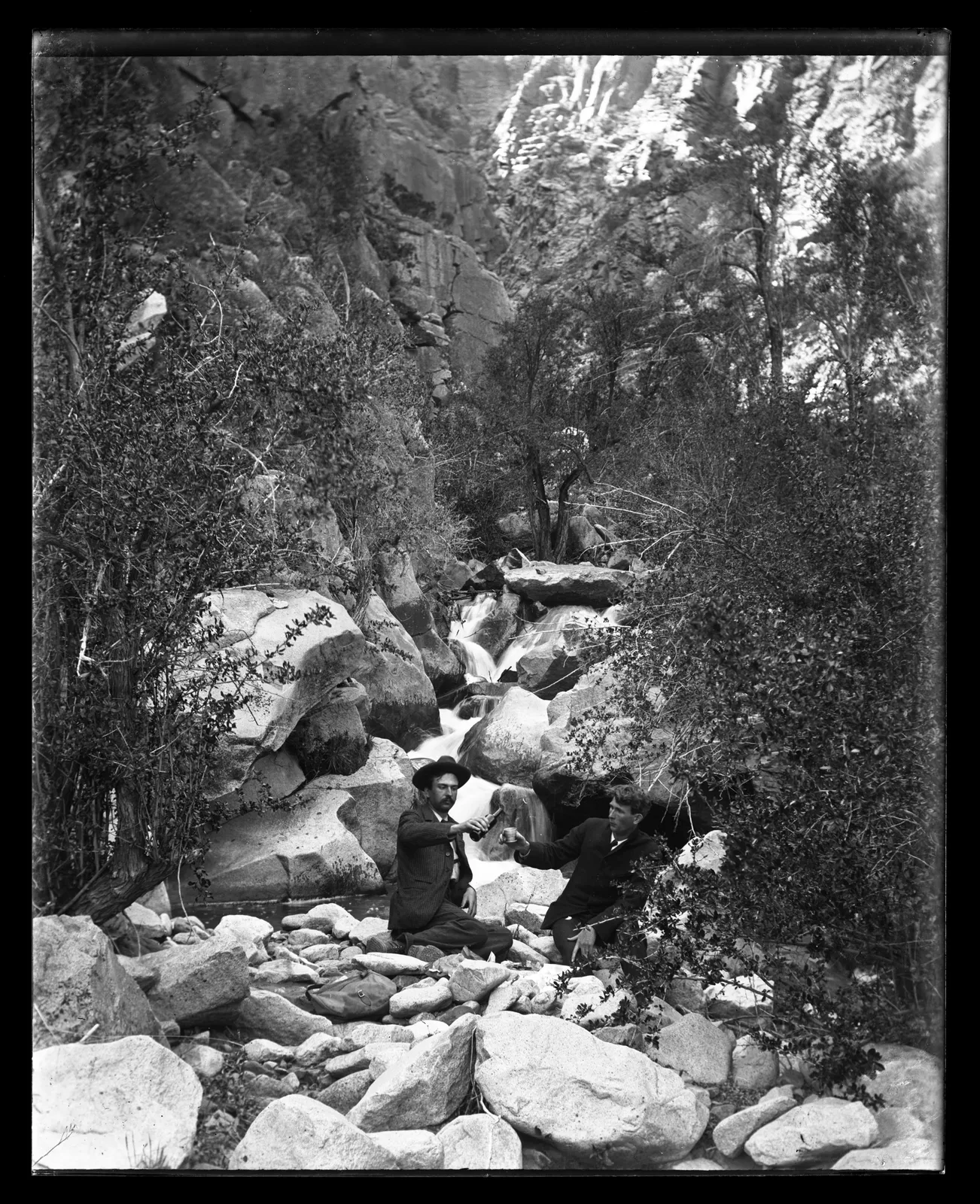 Hombres en un riachuelo, lugar sin identificar, ca. 1903