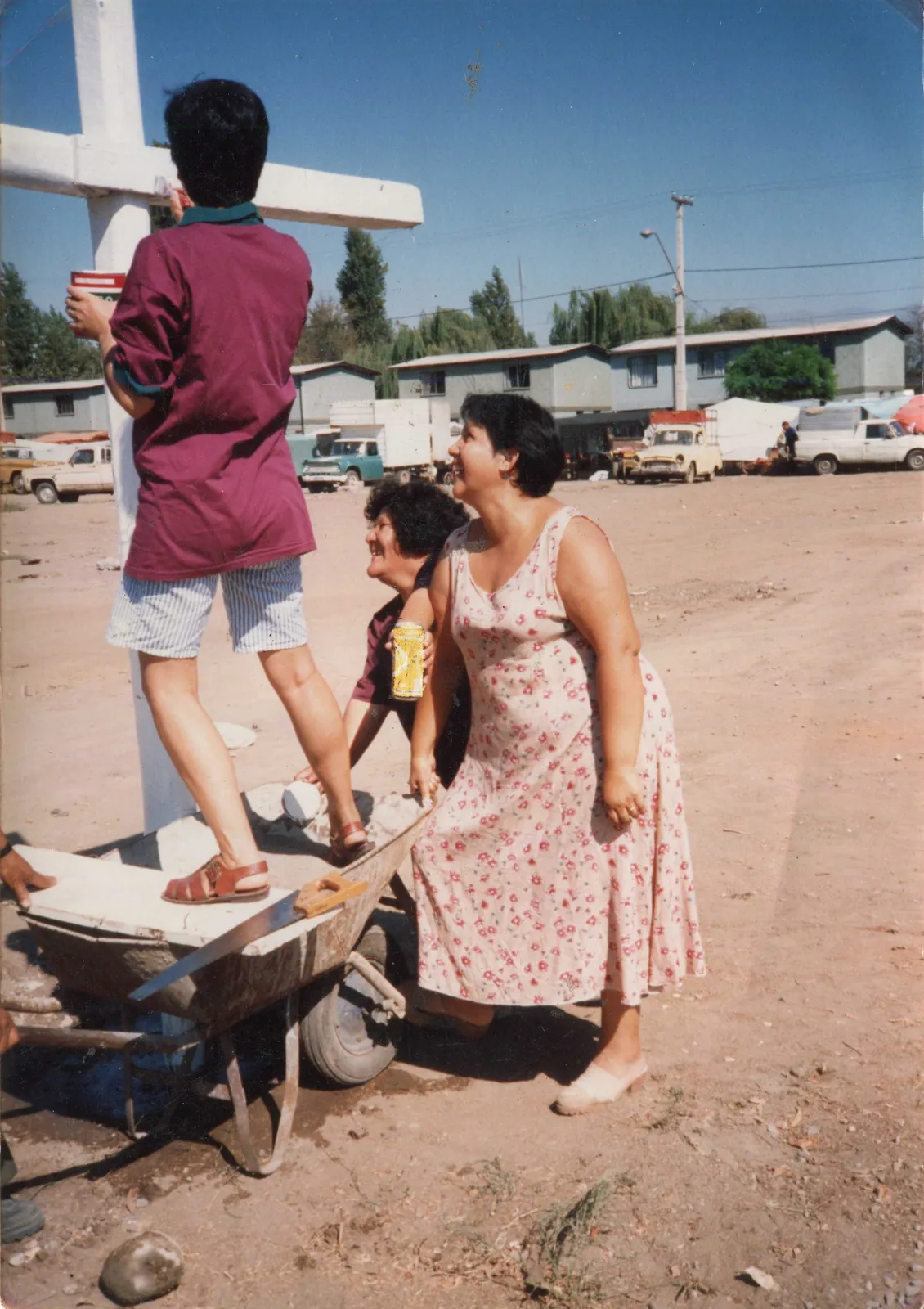 Pintando la Cruz en Quilicura, 1996