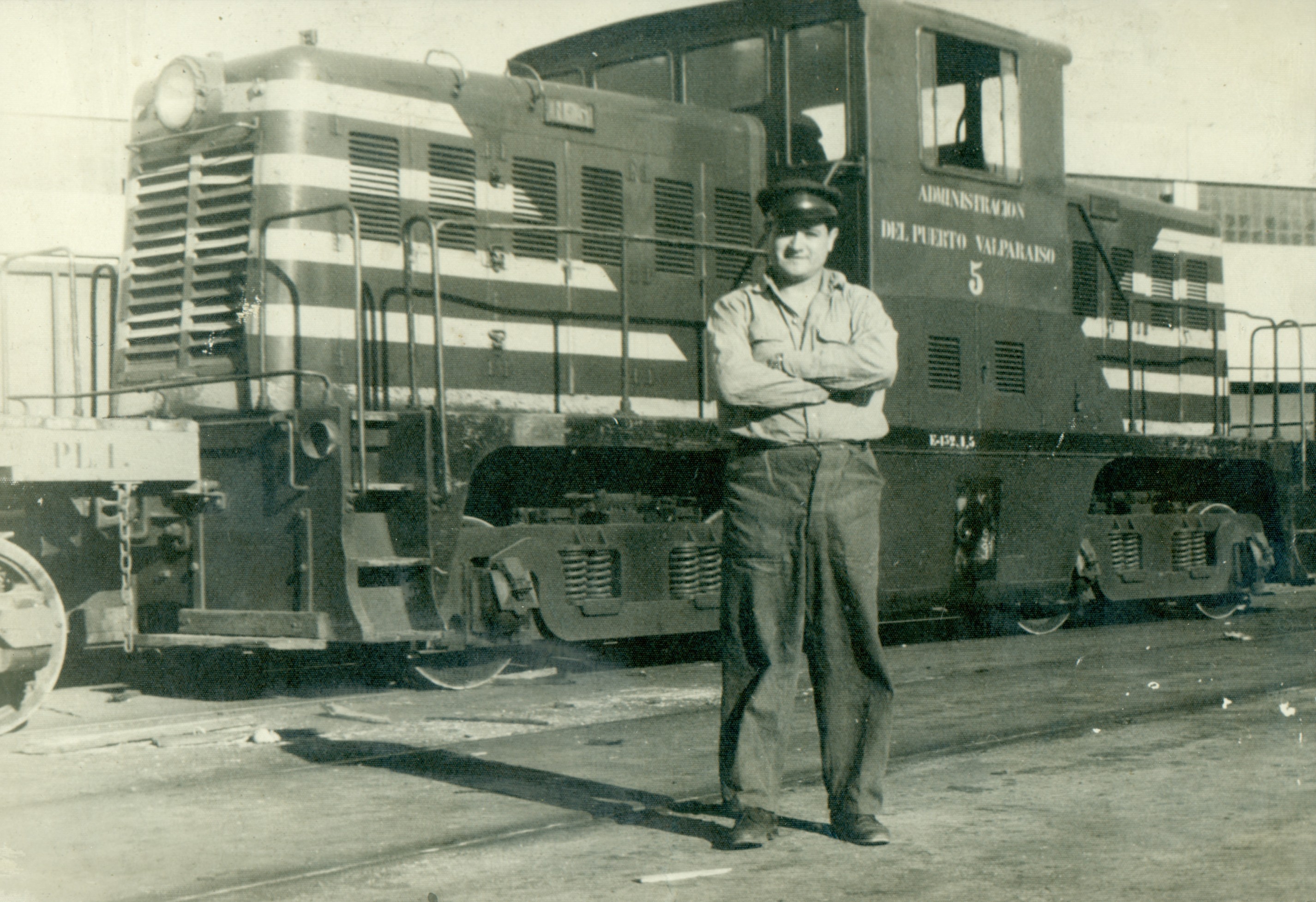 Maquinista frente a la locomotora, 1968