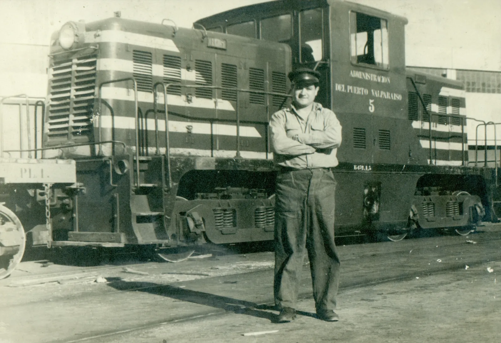 Maquinista frente a la locomotora, 1968