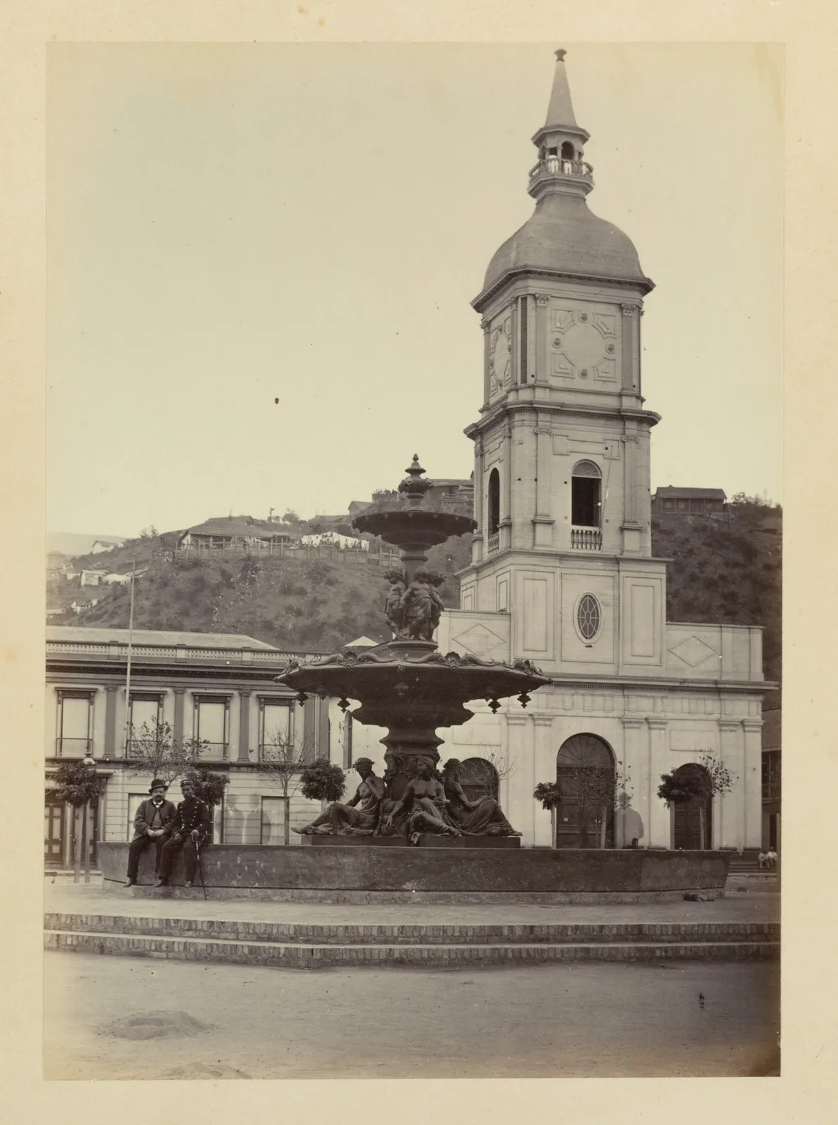 Fuente en Plaza Victoria e Iglesia en Valparaíso, 1868