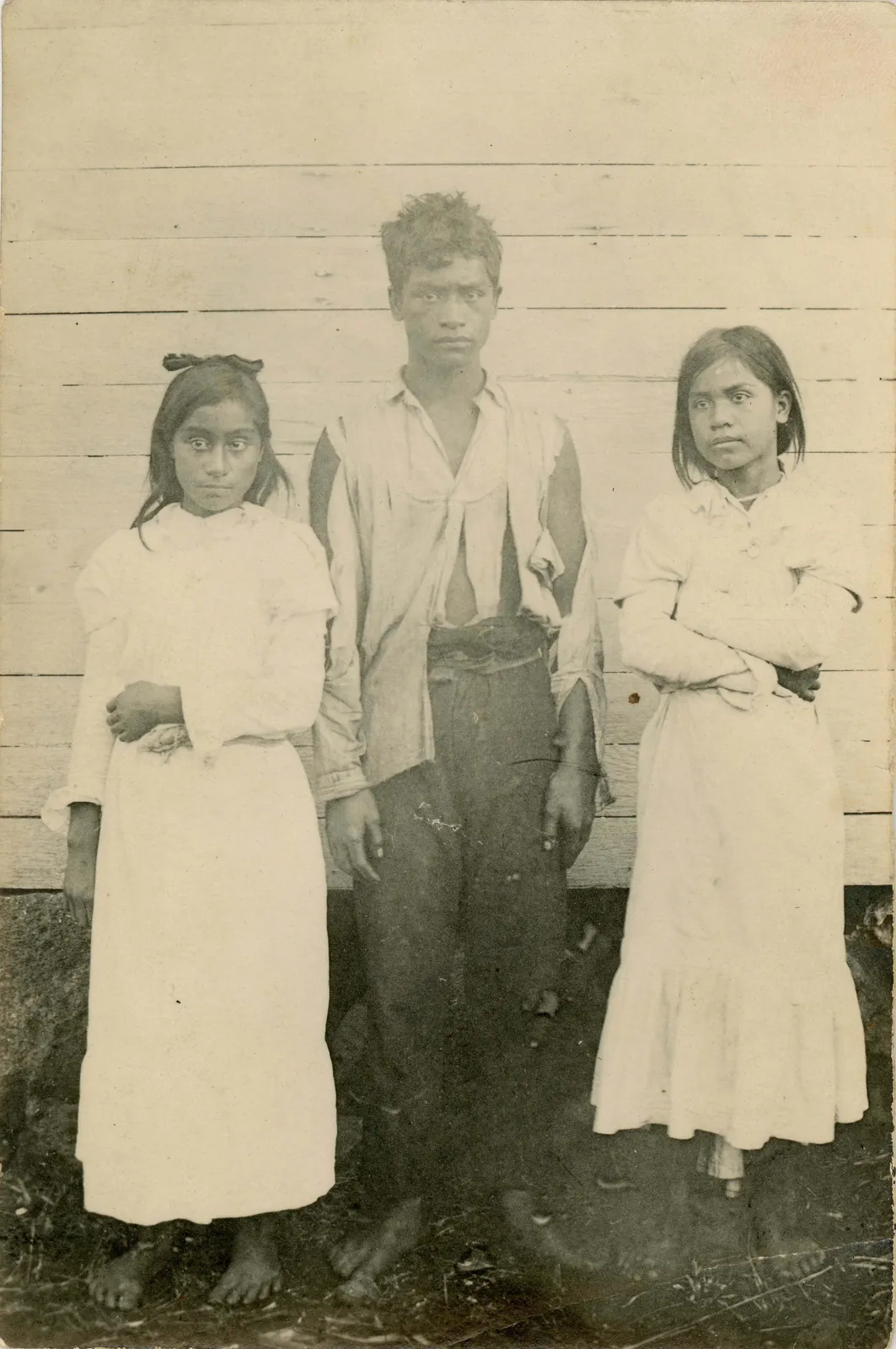 Tres jóvenes en Rapa Nui, 1917
