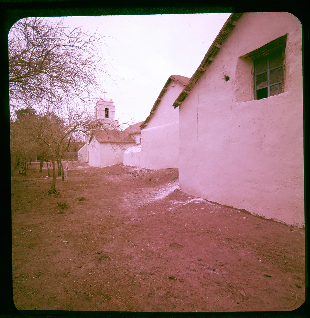Vista lateral de la iglesia de San Pedro de Atacama, Región de Atacama, Chile, 1950 - 1965