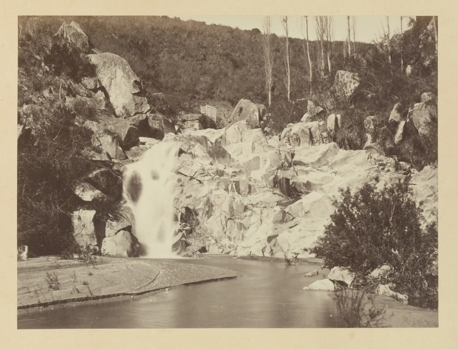 Salto de agua, alrededores Santiago, ca. 1868