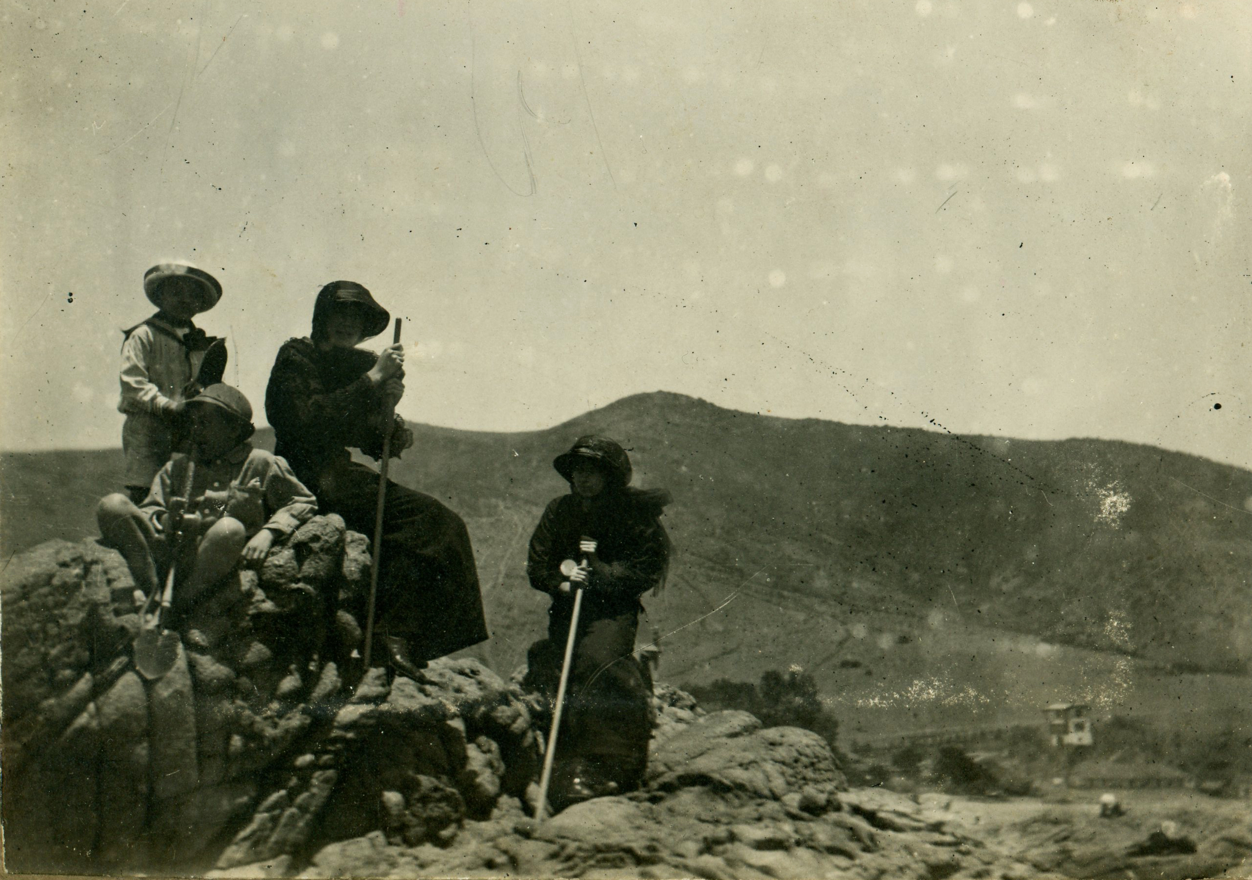 Personas en rocas de Papudo, Enero de 1914