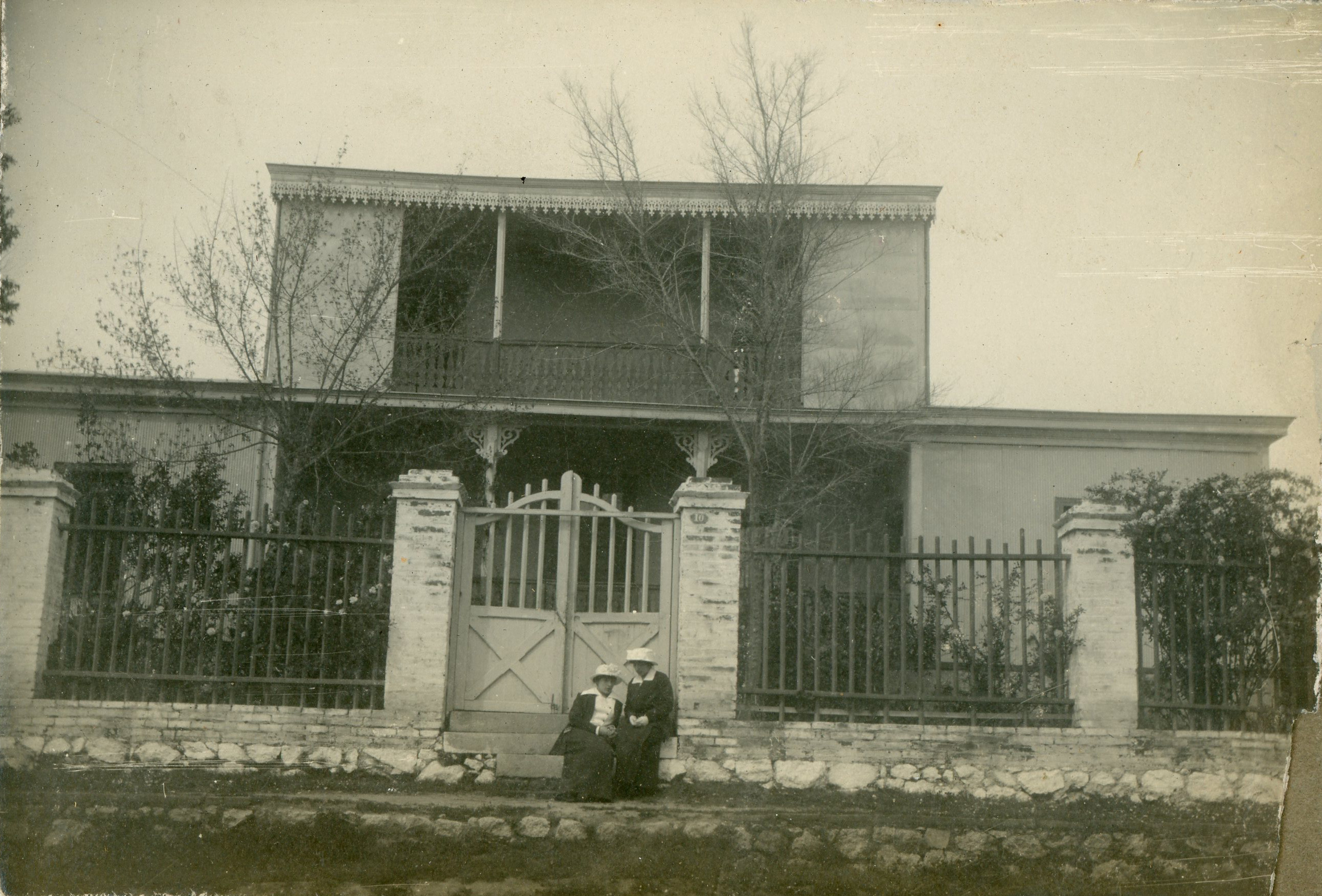 Mujeres frente a casa en Quilpué, Septiembre de 1914