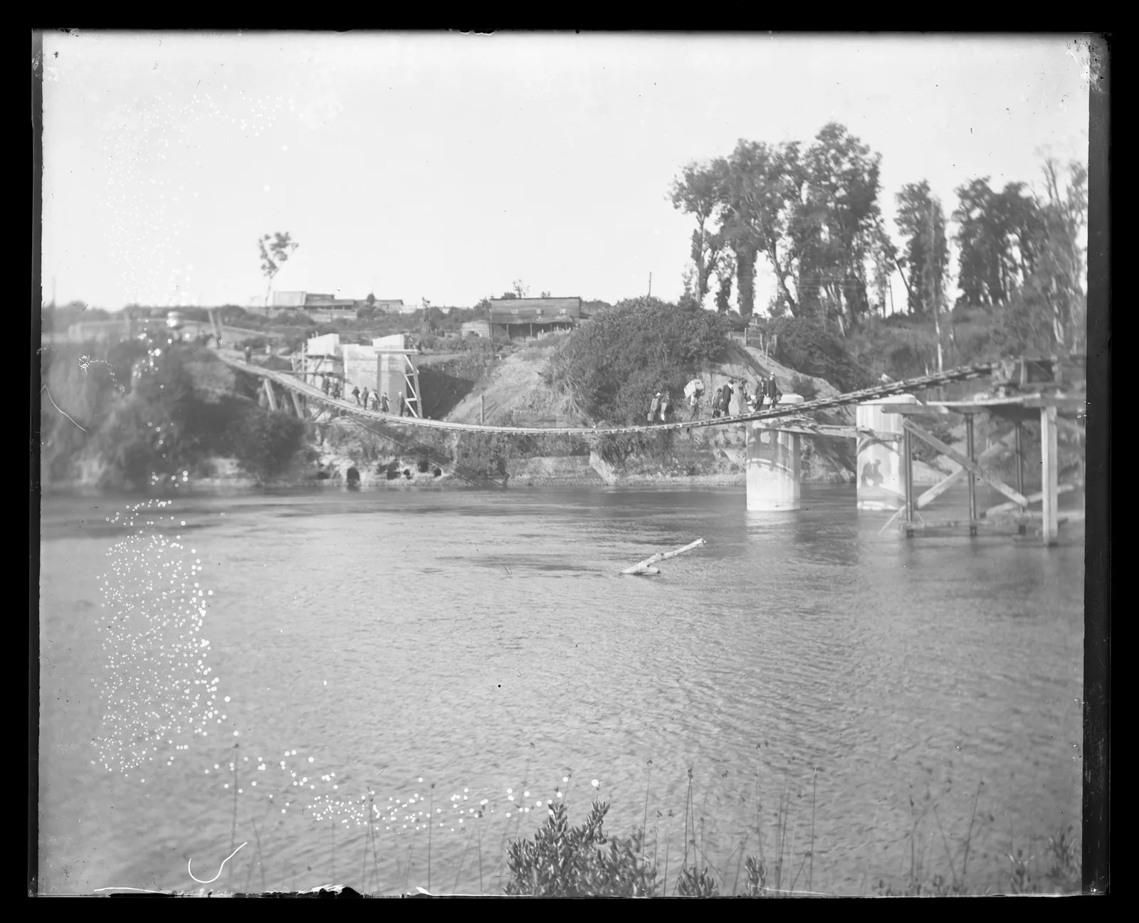 Puente colgante, cercanías de Valdivia, ca. 1903
