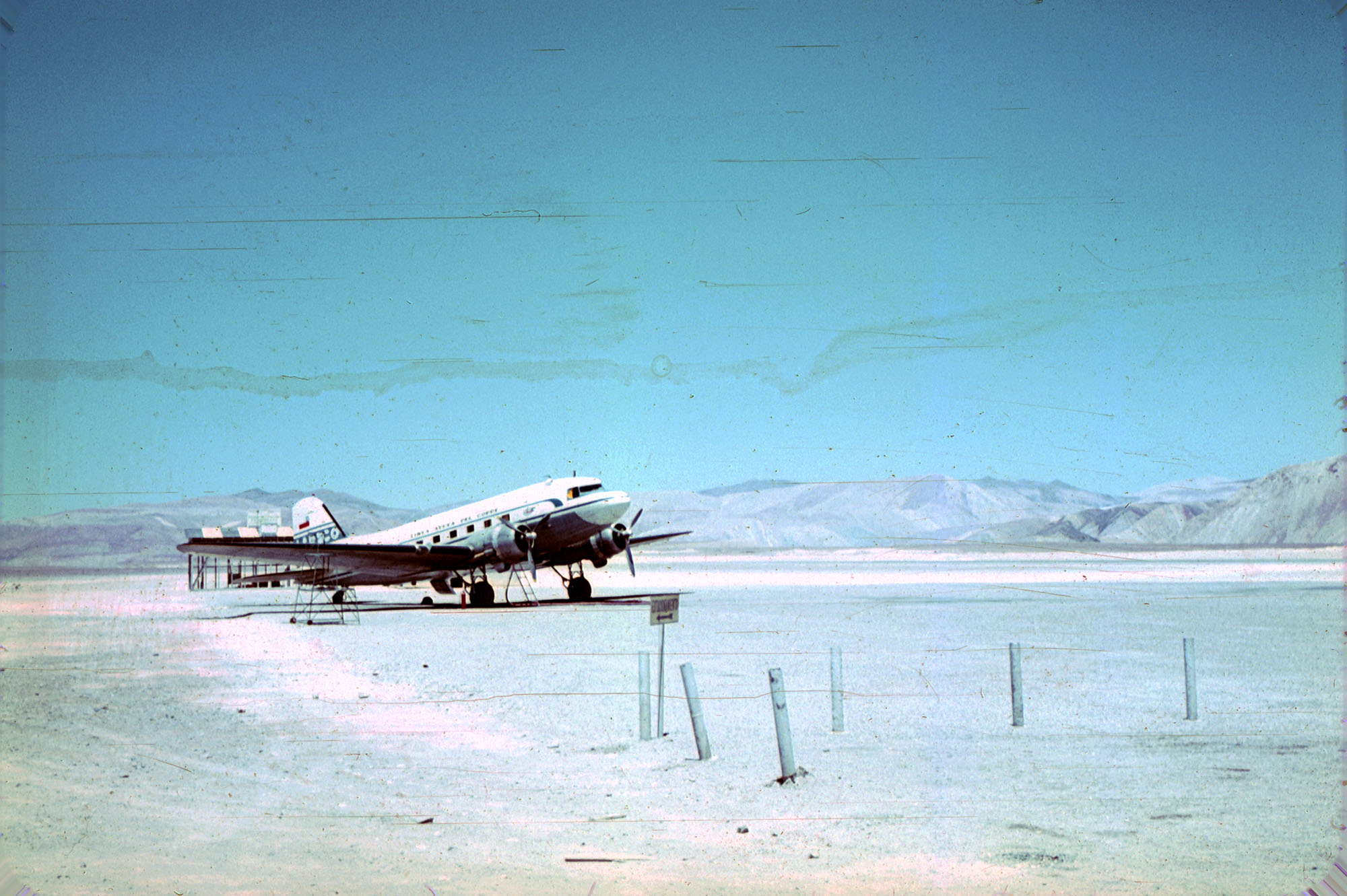 Avión de la Línea Aérea del Cobre en el desierto, ca. 1964
