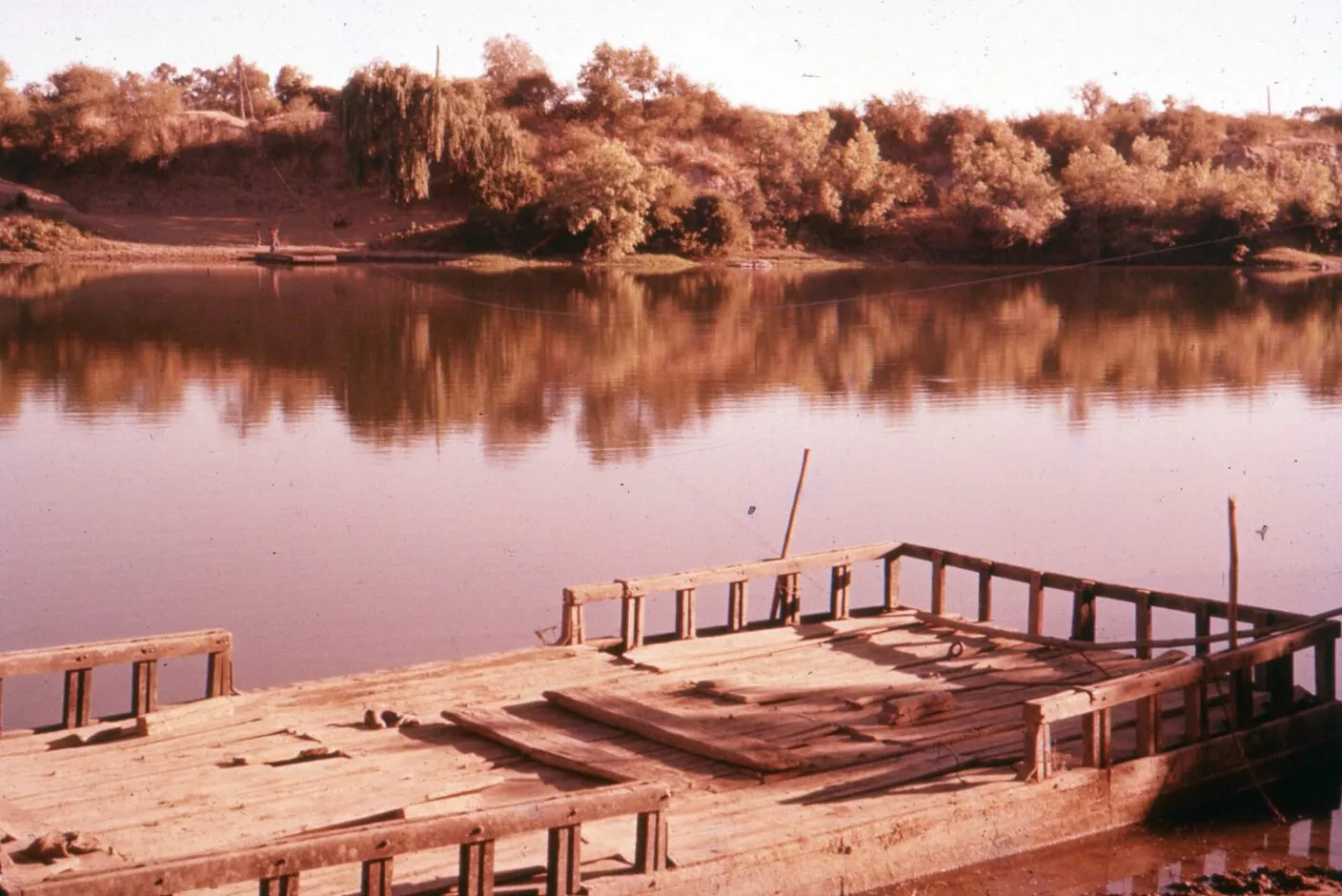 Atardecer en el río Perquilauquén en 1960
