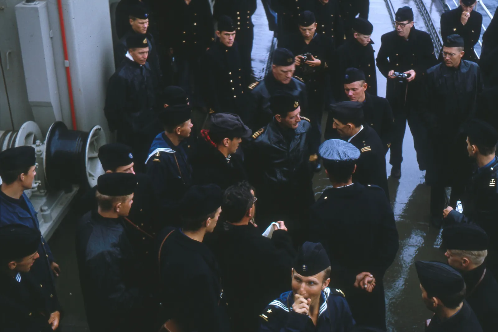 Tripulación del H.M.S Älvsnabben e intérprete chileno, 1965