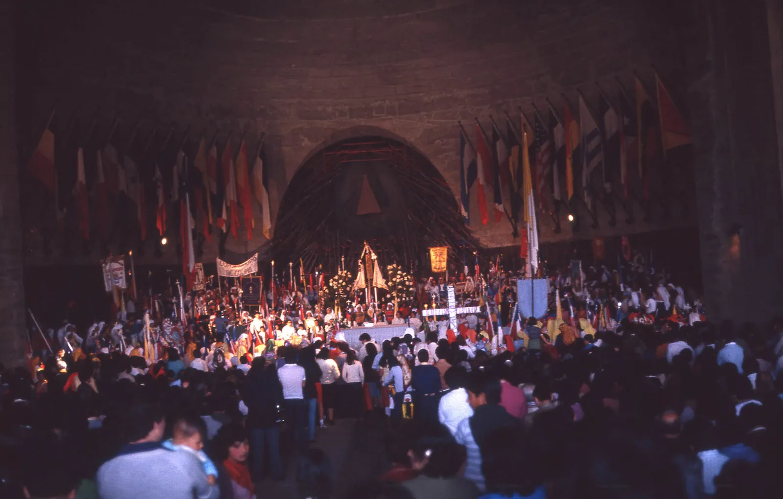 Ceremonia en el Templo Votivo de Maipú, 1983