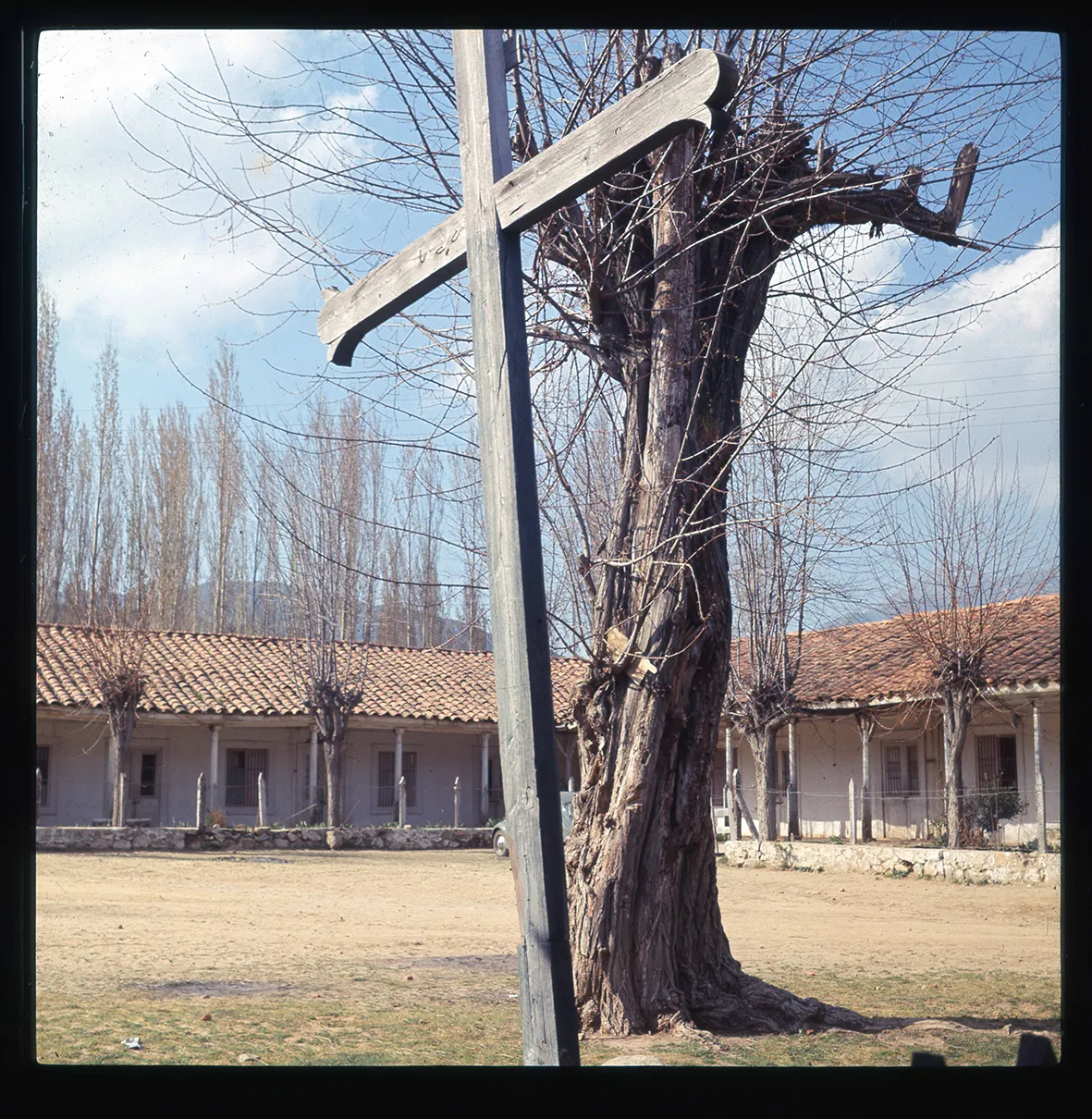 Cruz en casona, Chile, 1950 - 1965
