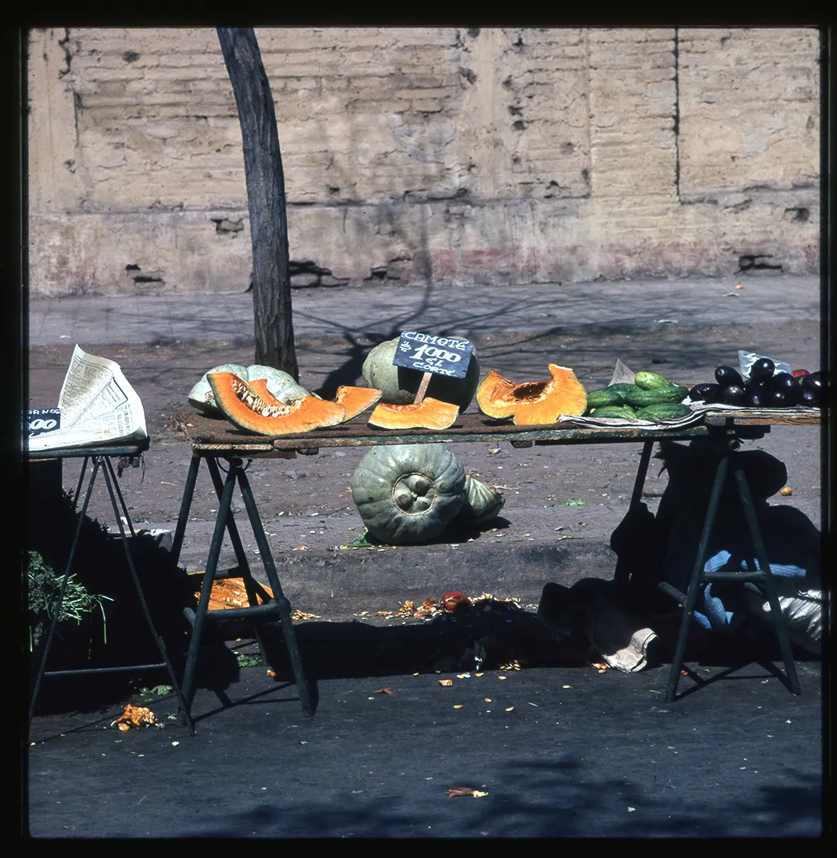 Puesto con zapallo camote trozado, Santiago, Región Metropolitana, Chile, 1950 -1965