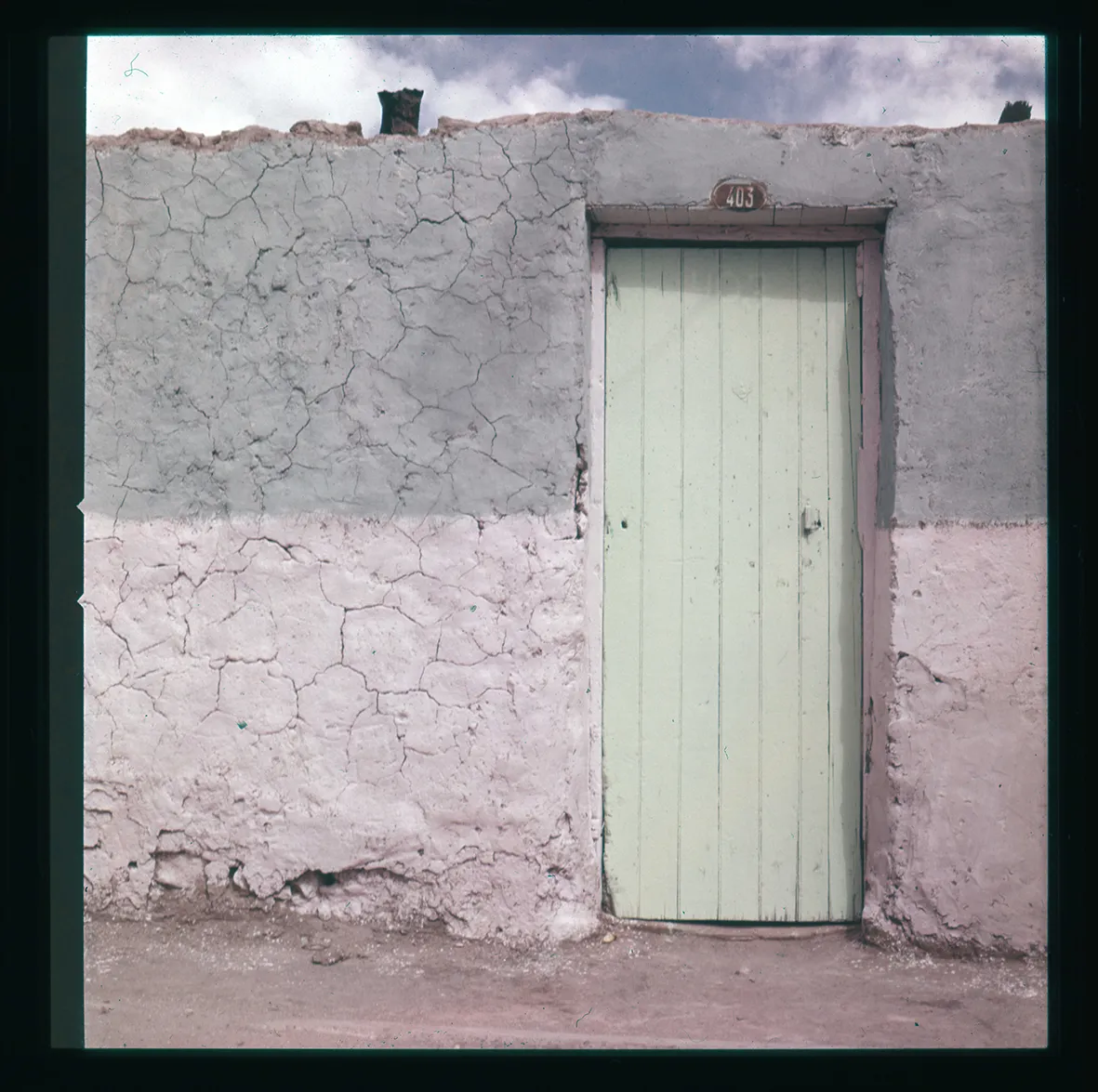 Puerta en pared craquelada, Calama, Región de Antofagasta, Chile, 1950 - 1965