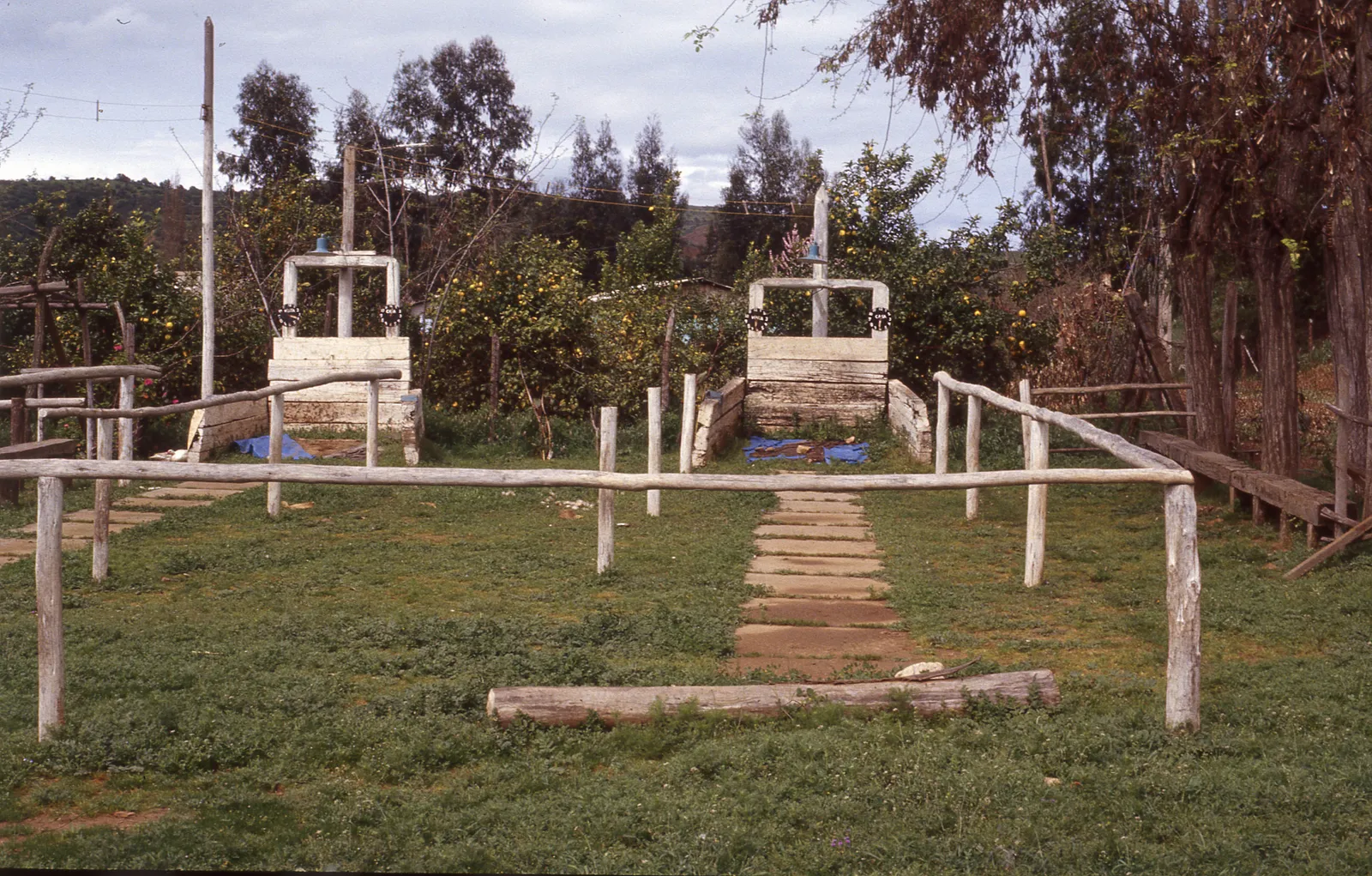 Cancha de rayuela en Cuncumén, 1983