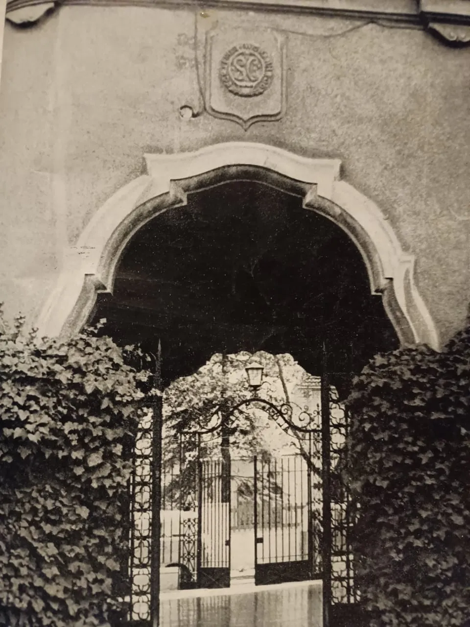 Acceso principal del Santiago College en 1962