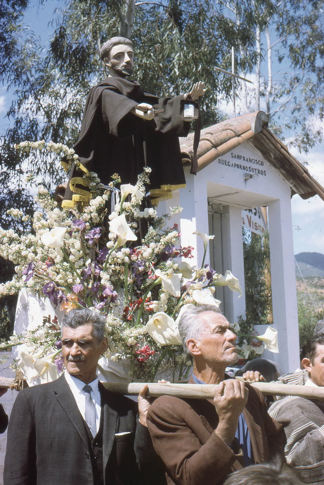Hombres cargando a San Francisco de Asís en Huerta de Maule, 1968