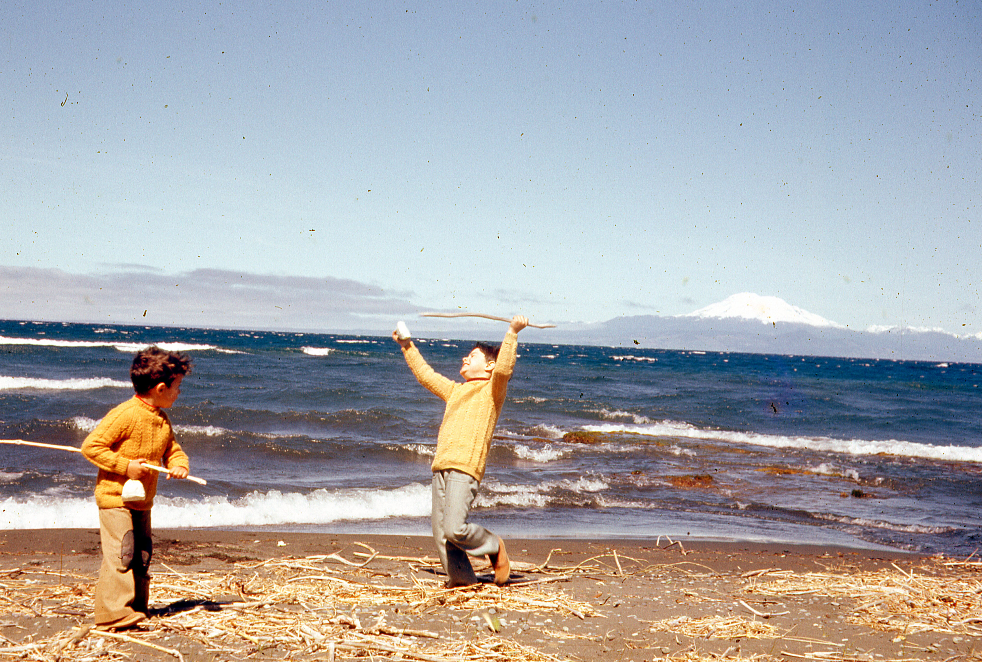 Niños en Lago Llanquihue, Volcán Calbuco,