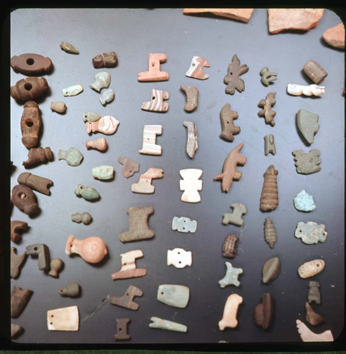 Silbatos, pipas y miniaturas talladas en piedra, Región de Atacama, Chile, 1950 - 1965