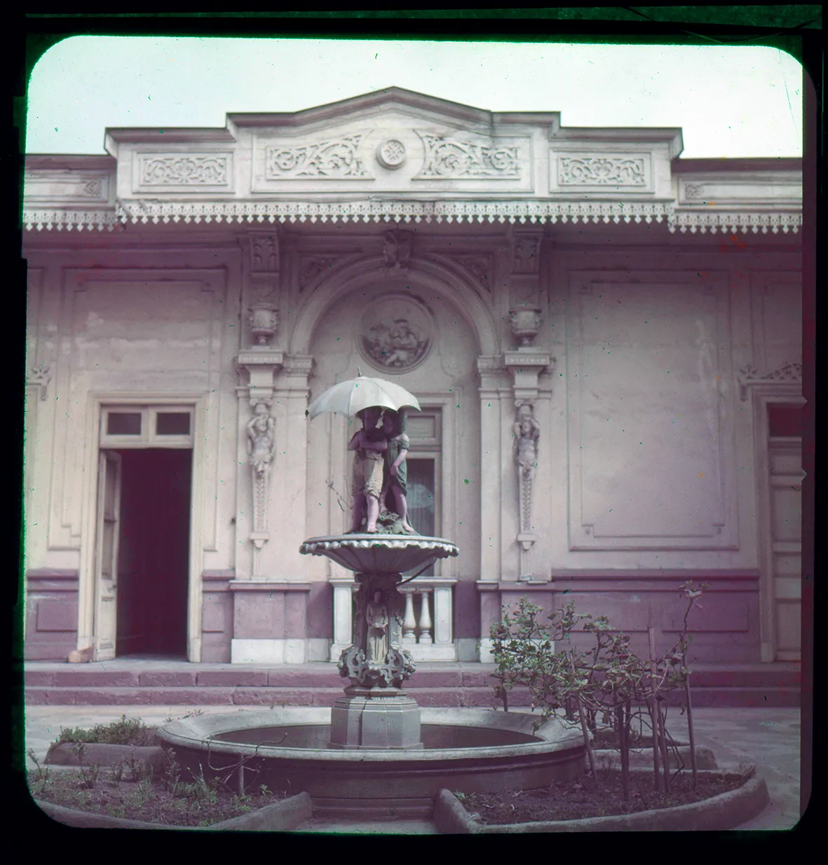 Edificio con pileta y jardín, Calle Santa Rosa, Santiago, Región Metropolitana, Chile, 1950 - 1965