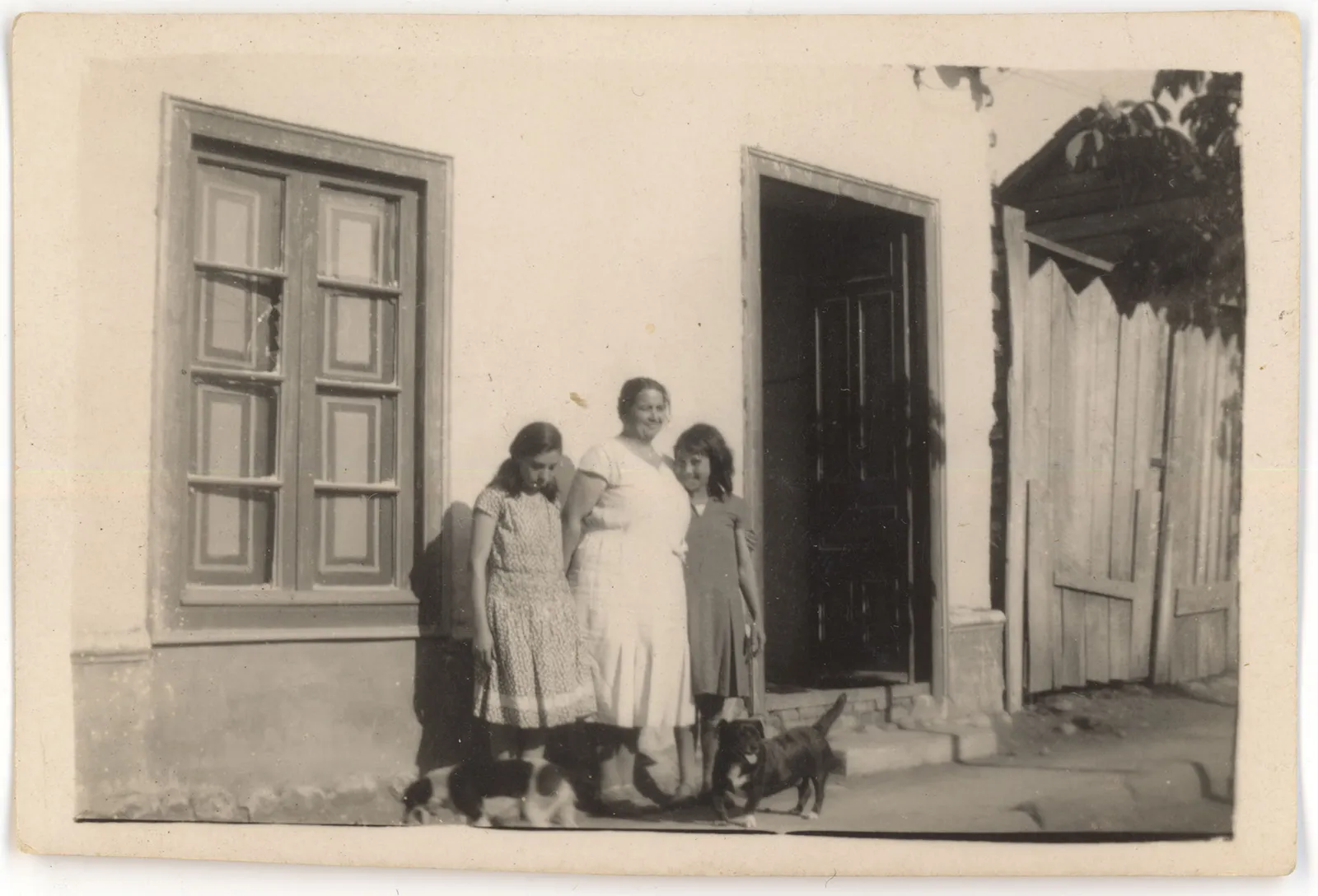 Retrato familiar fuera de casa, Chillán Viejo, ca. 1925