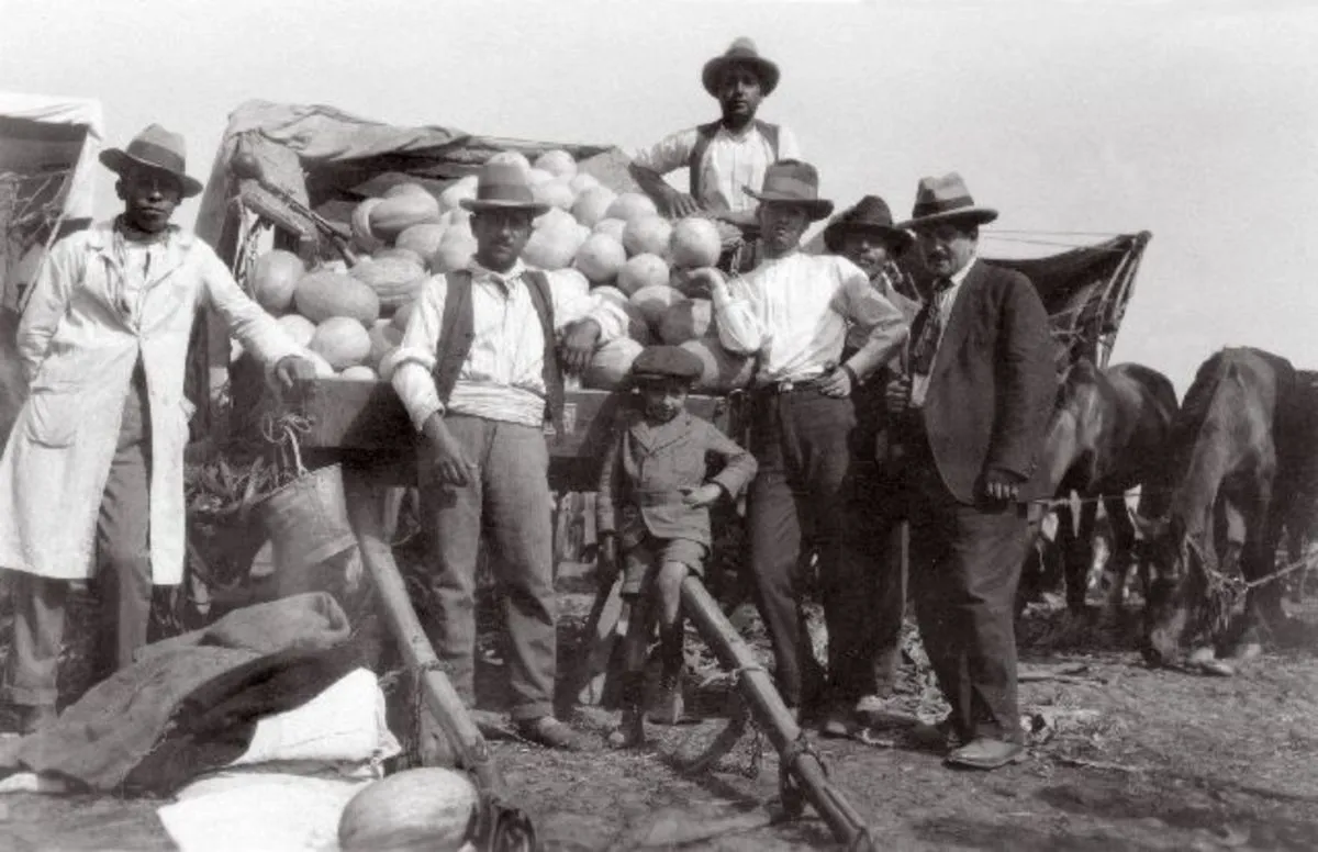 Santiago, vendedores de melón en el mercado, 1930