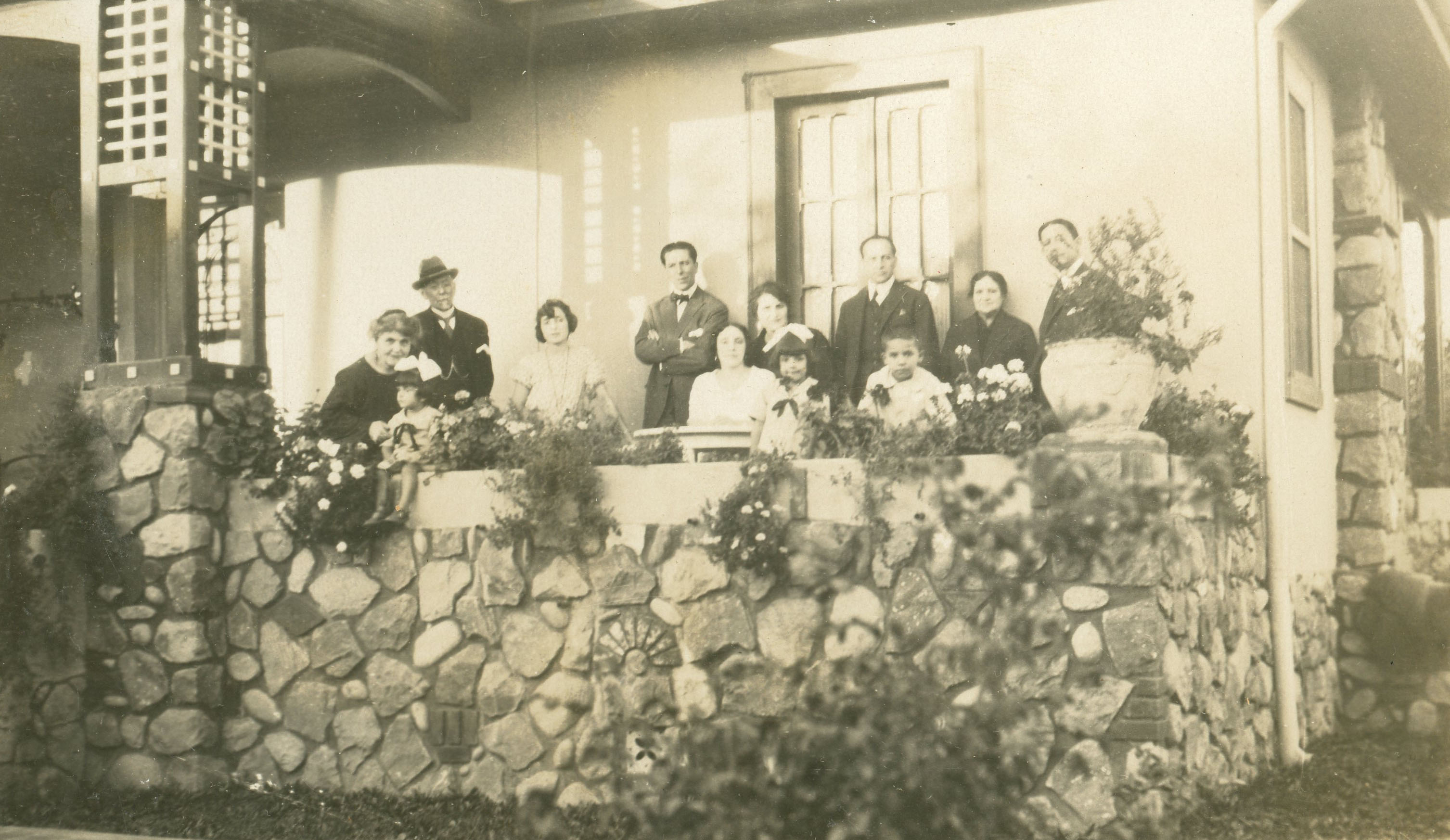 Grupo de personas en Providencia, casa en Miguel Claro 584, Enero 1923