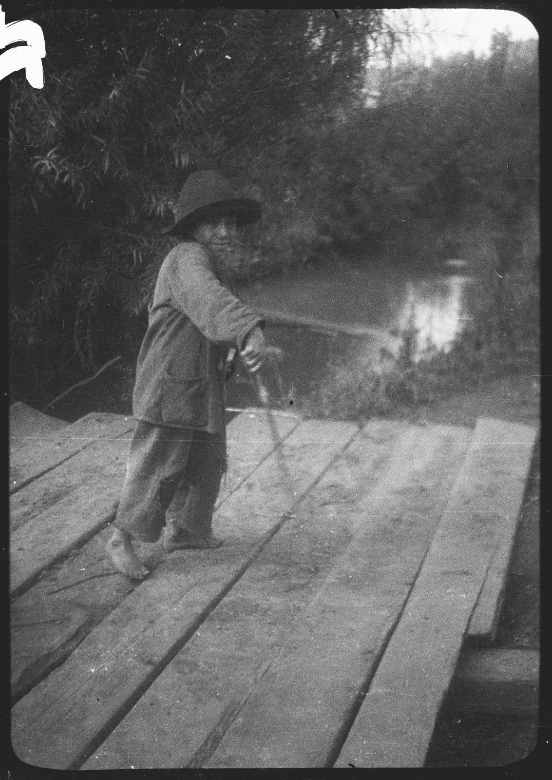Niño con un bastón o palo, Araucanía, 1928
