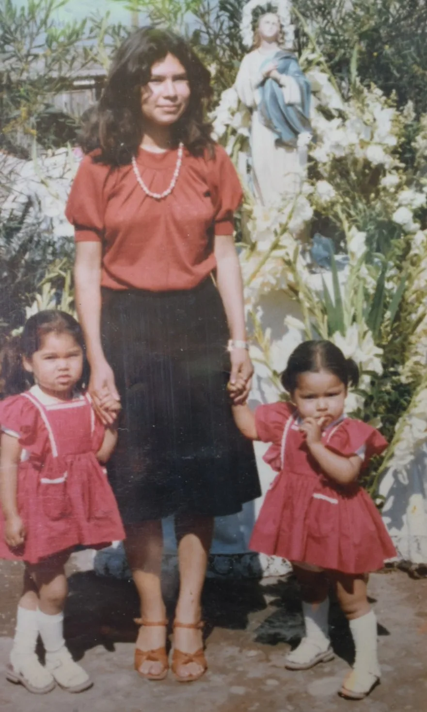 Madre e hijas en Parroquia Santa Cruz de Mayo, La Florida, 1979