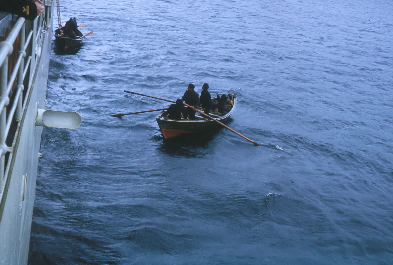 Grupo Kawésqar aproximándose al H.M.S Älvsnabben, Patagonia, 1965