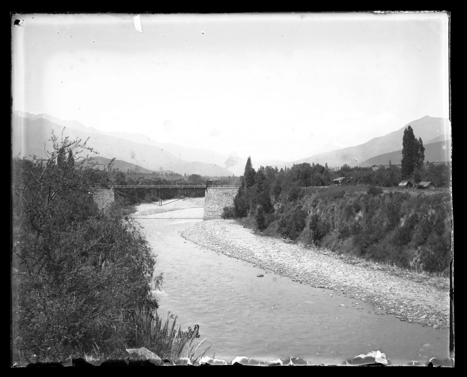 Alrededores de Santiago, puente y río, ca. 1903