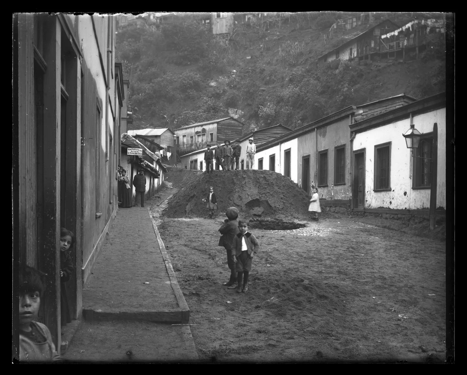Niños en una calle en obras, Valparaíso, ca. 1903