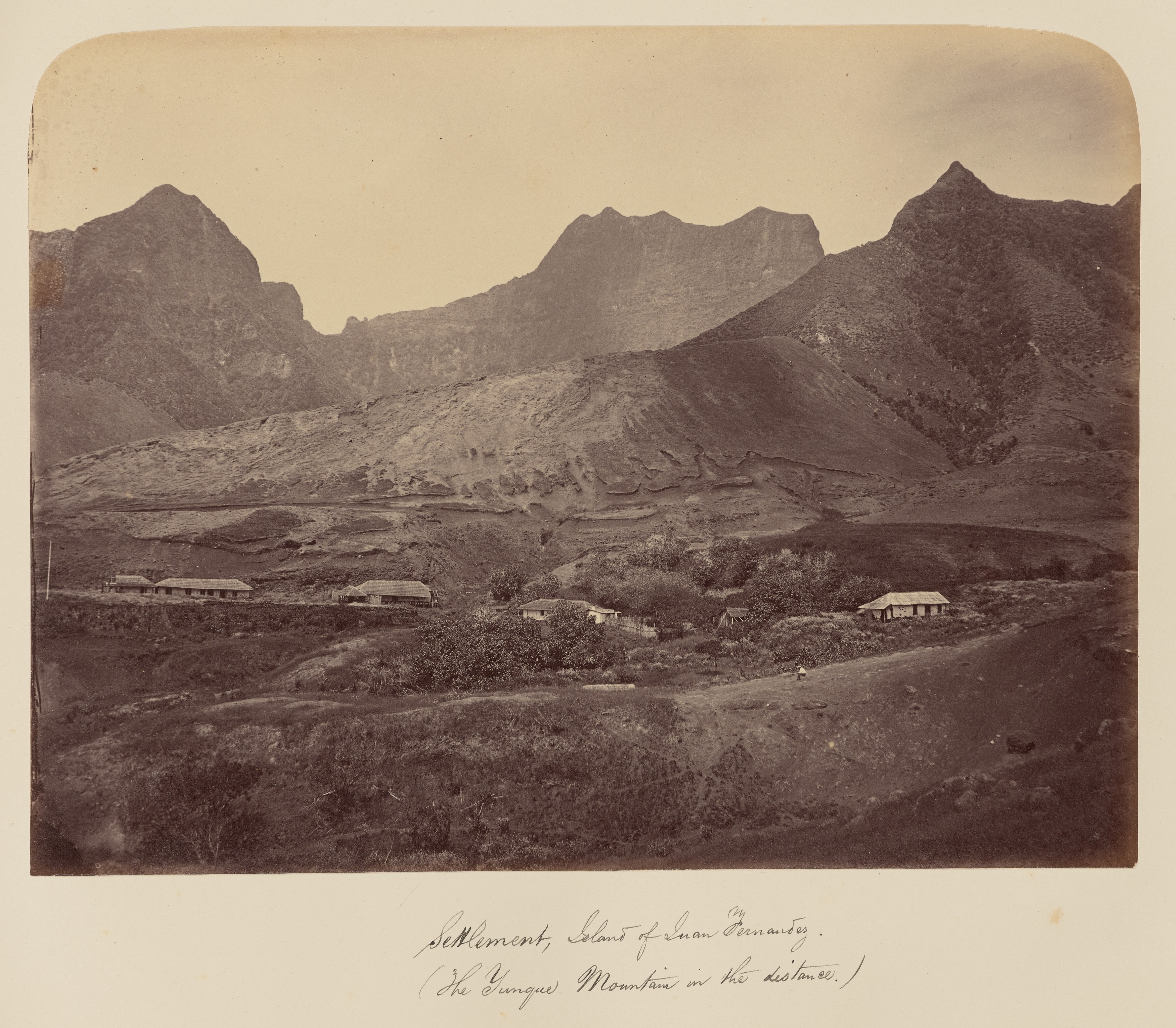 Asentamiento en Isla Robinson Crusoe, Archipiélago Juan Fernández con Cerro el Yunque de fondo, 1860