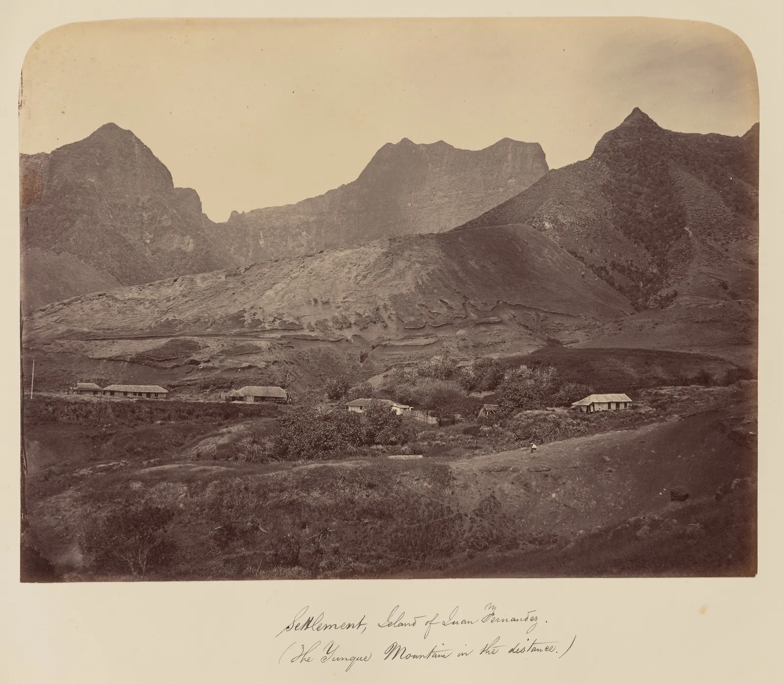 Asentamiento en Isla Robinson Crusoe, Archipiélago Juan Fernández con Cerro el Yunque de fondo, 1860