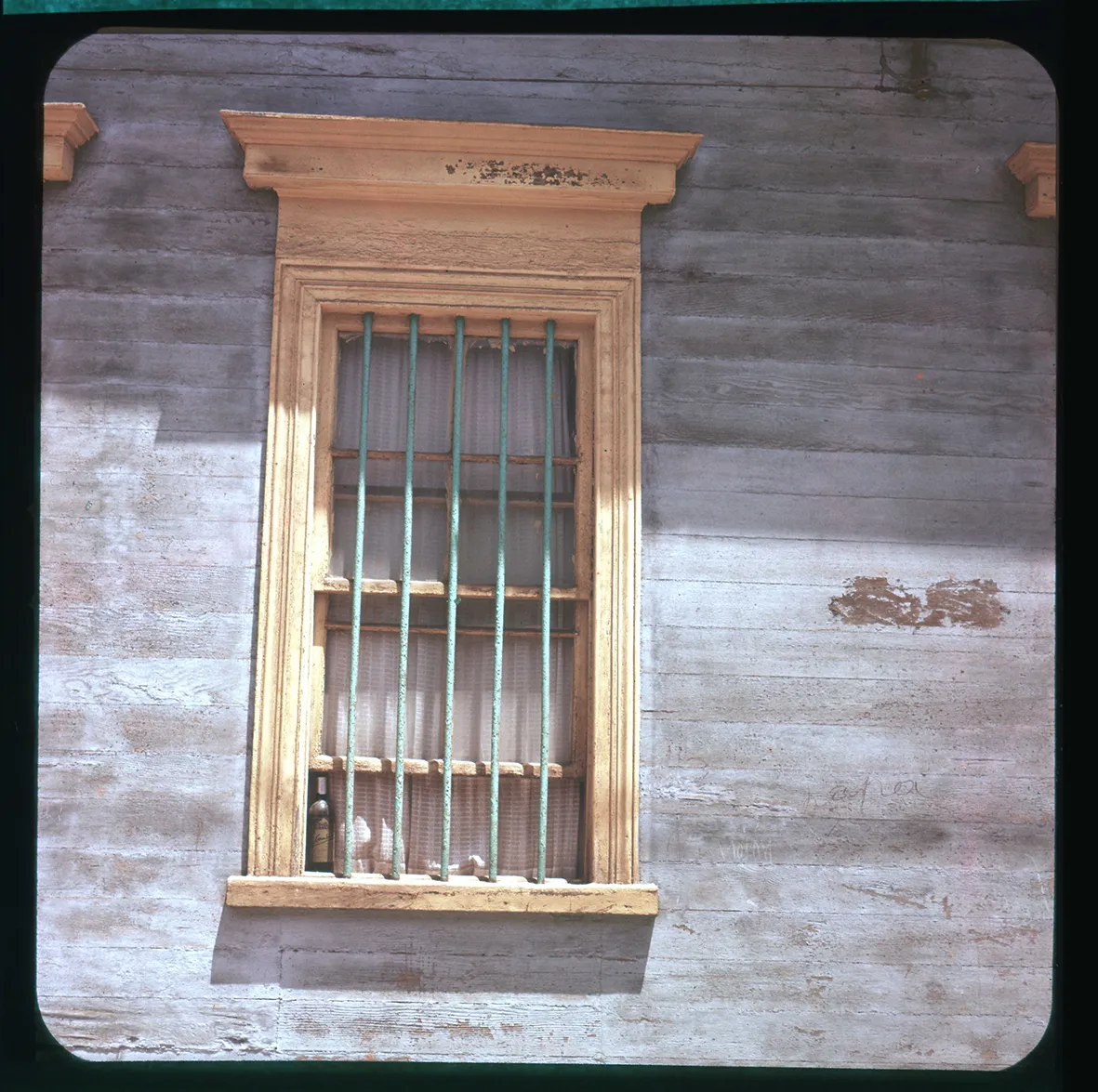Ventana amarilla y botella de vino, Iquique, Región de Tarapacá, Chile, 1950 - 1965