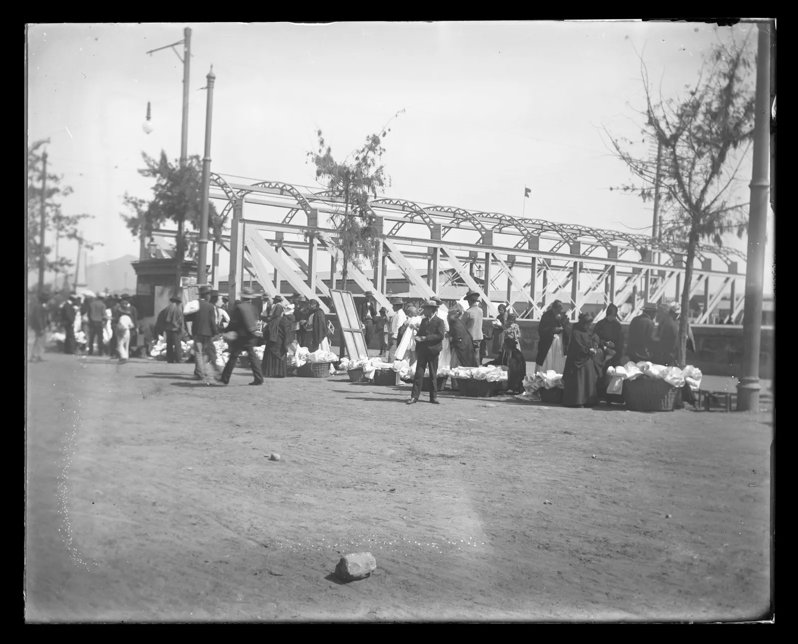 Comercio frente al Puente Los Carros, Santiago, ca. 1903