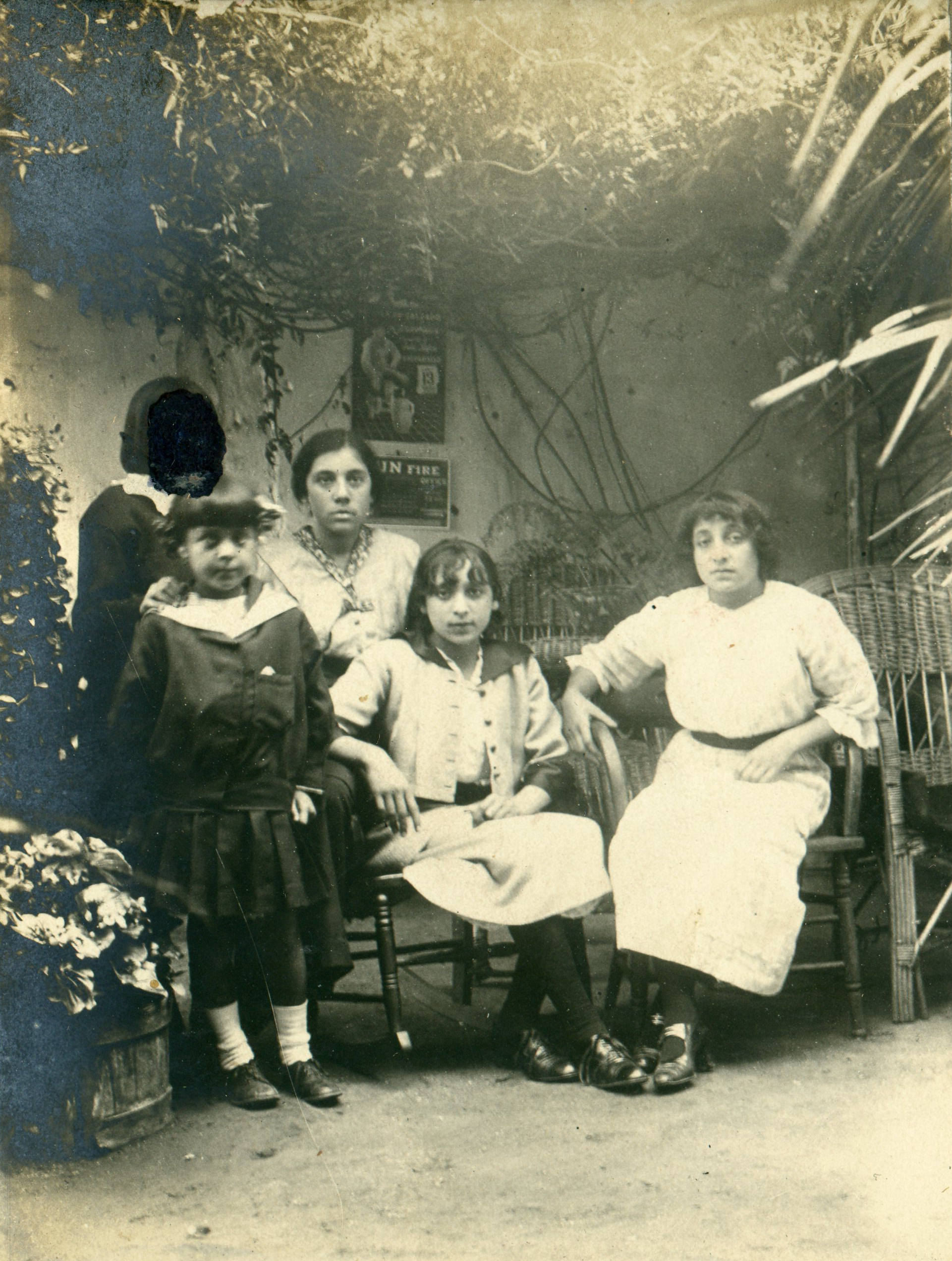 Mujeres en un patio, Limache, Marzo de 1915