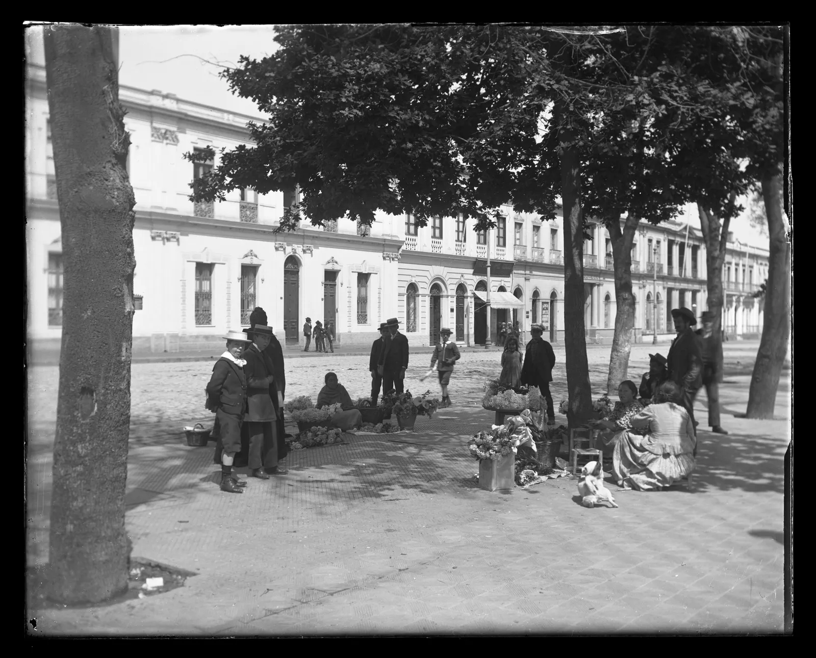 Vendedoras y transeúntes en Santiago, ca. 1903