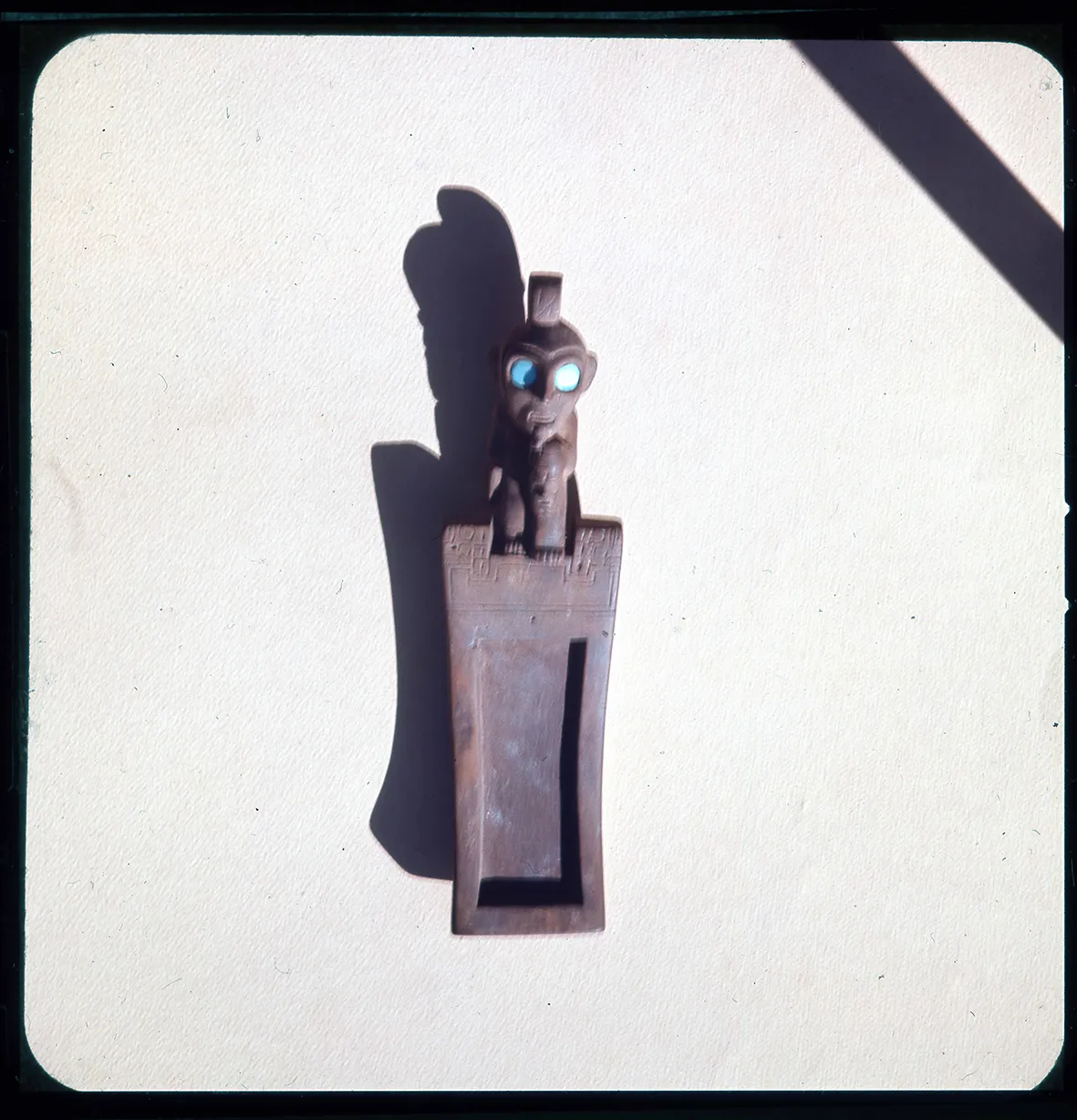 Tablilla de rapé tallada con turquesa, Región de Atacama, Chile, 1950 - 1965