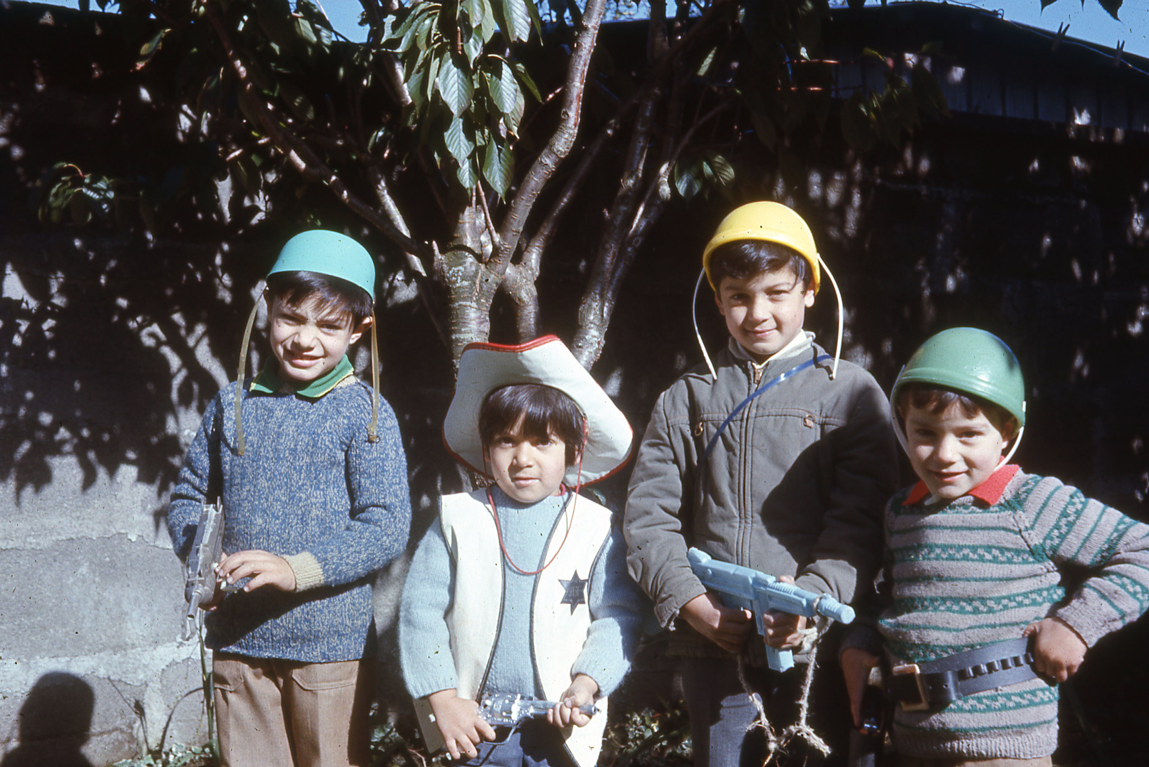 Niños disfrazados, (Puerto Montt). 1975