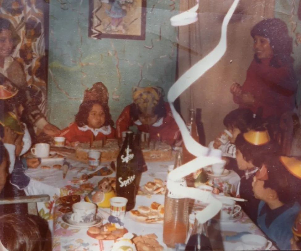 Cumpleaños de dos hermanas en los años 80