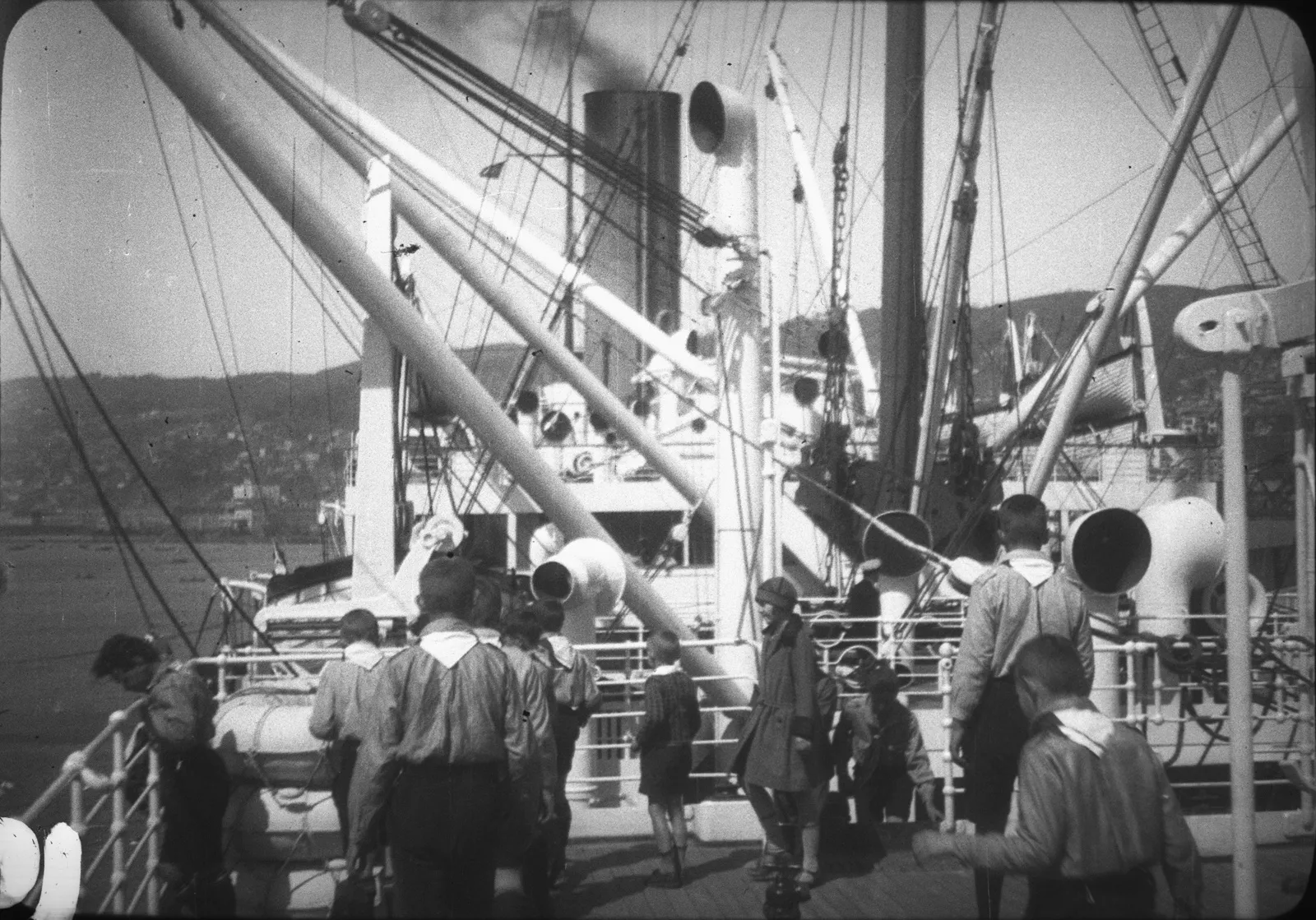 Estudiantes zarpando de Valparaíso, 1928