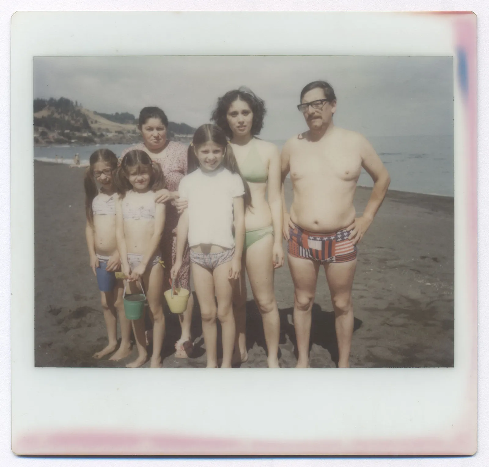 Paseo de la familia Bustamante San Martín a la playa, Pelluhue, ca. 1980