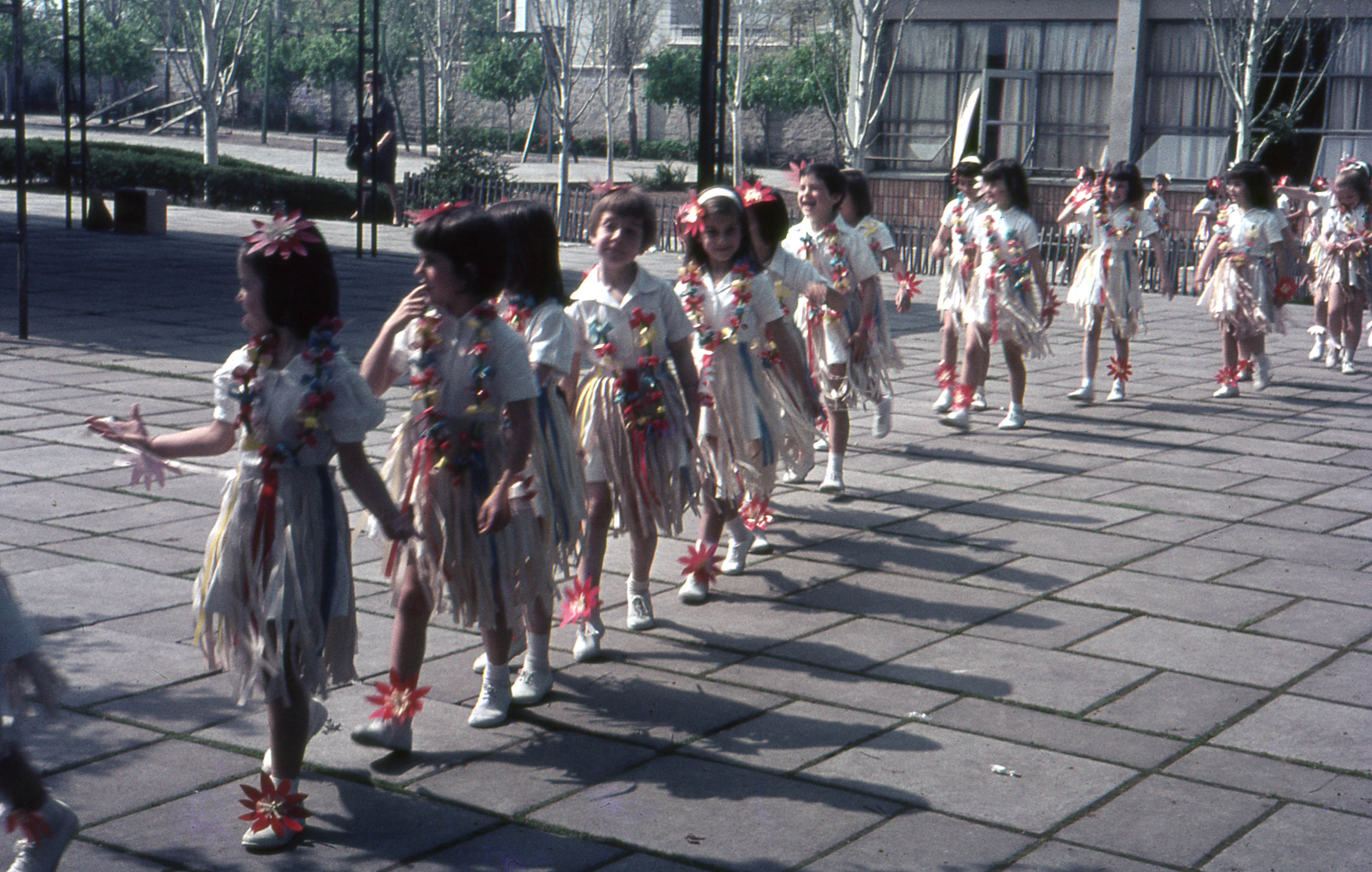 Niñas en desfile escolar en Valdivia en 1965