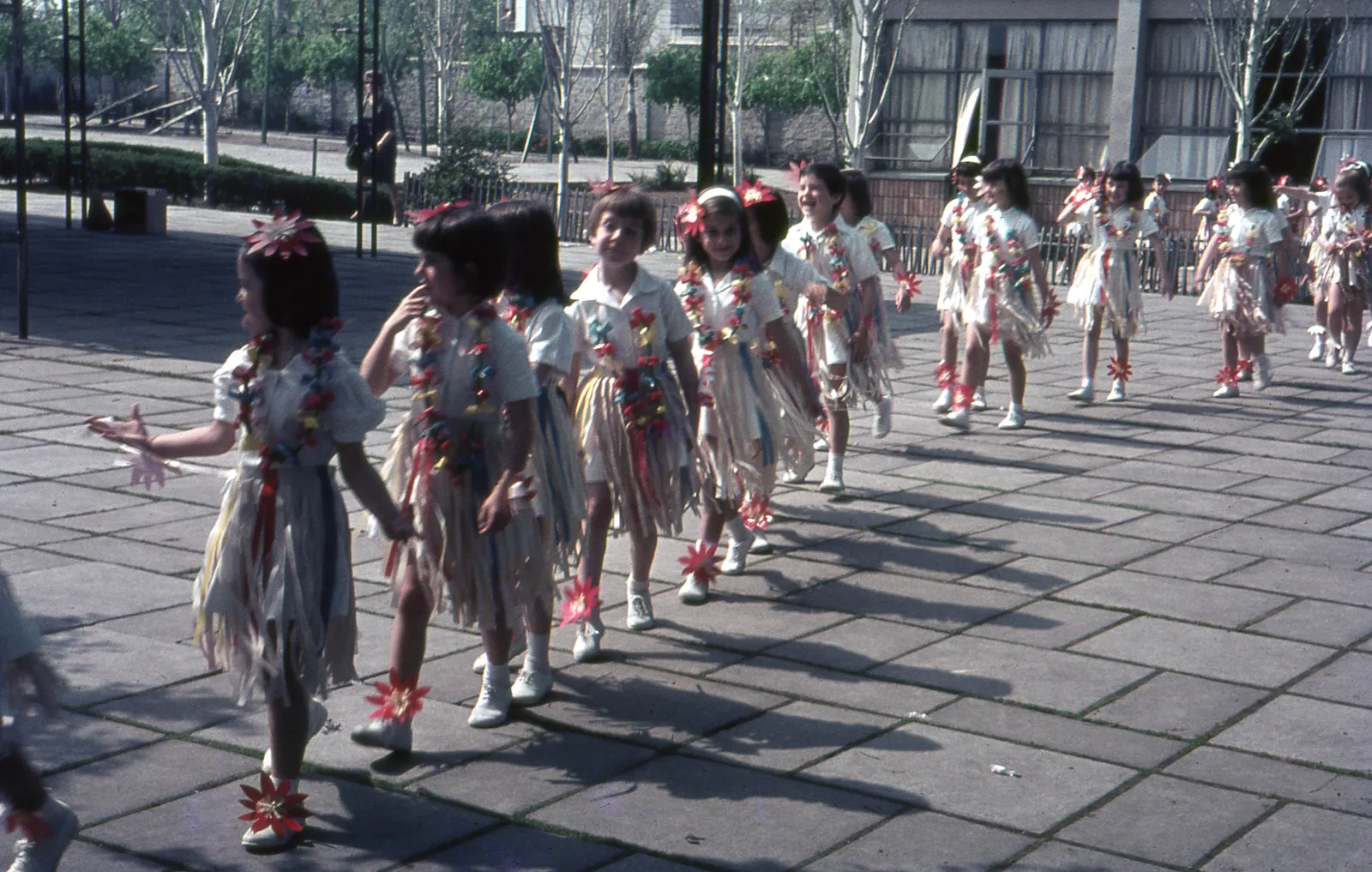 Niñas en desfile escolar en Valdivia en 1965