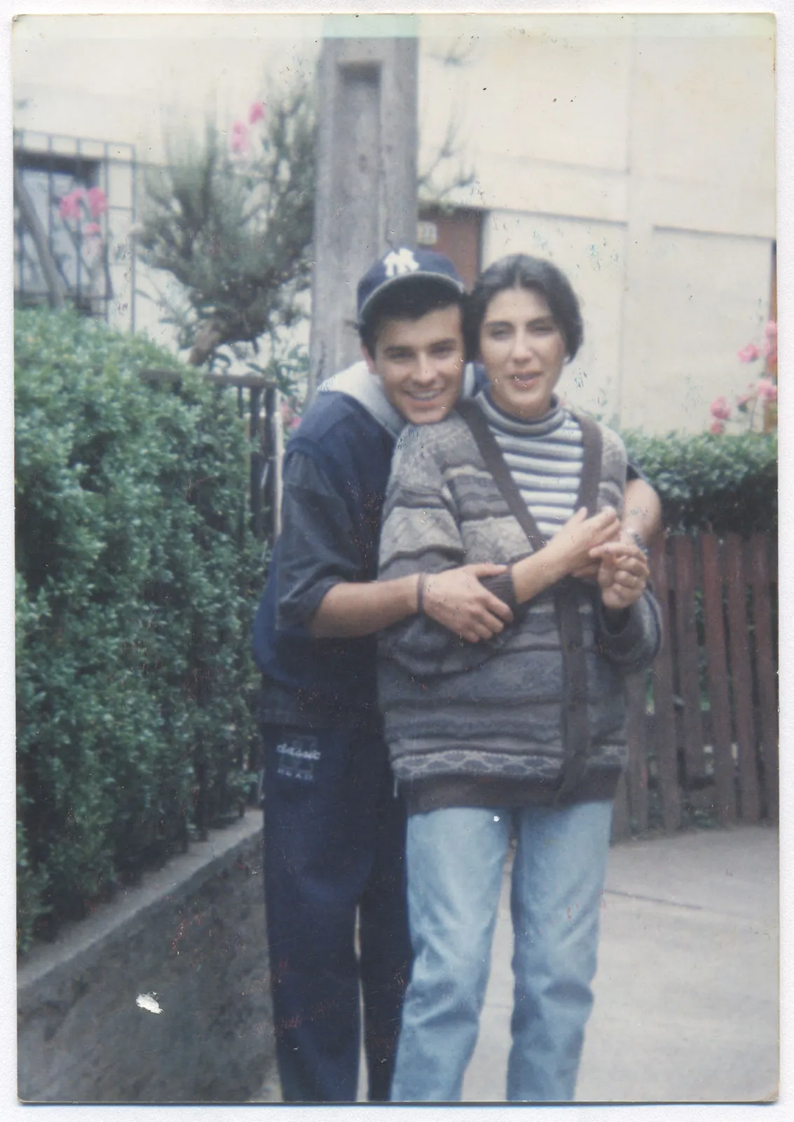 Retrato de Rodrigo Migrik y Mariela Stuardo después de tener su primer hijo, Chillán, ca. 1990