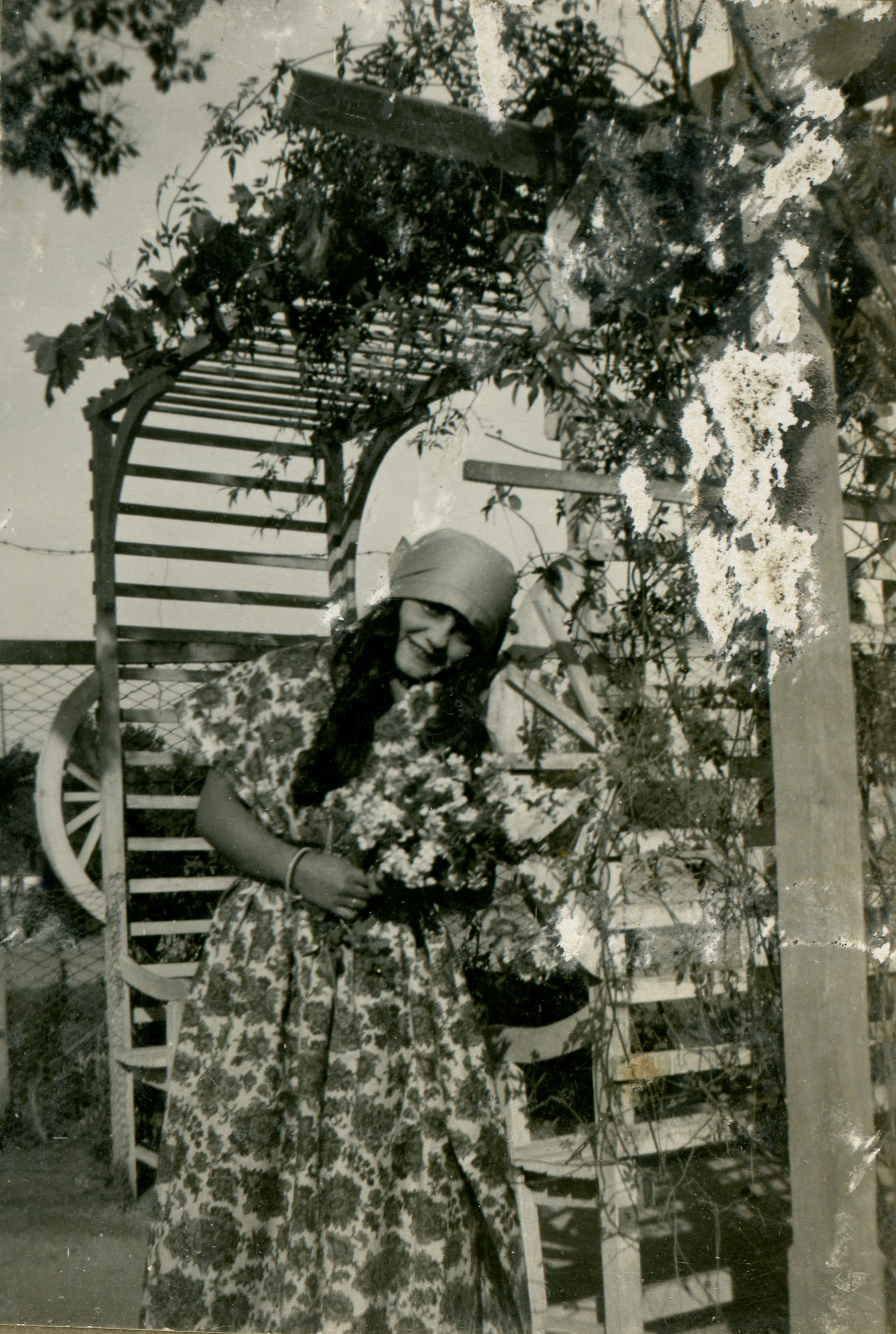 Mujer en Jardín en Providencia, ca. 1920