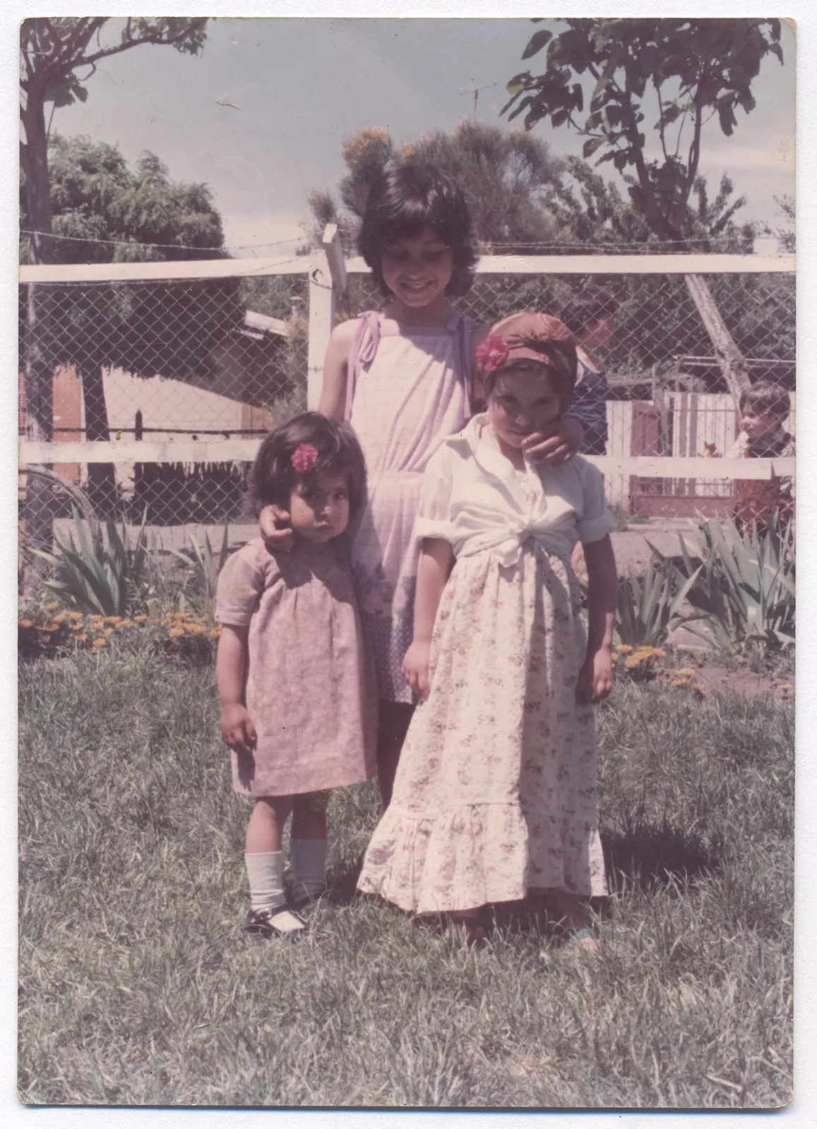 Retrato de hermanas en fiesta de disfraces en Jardín Infantil, Chillán, ca. 1980