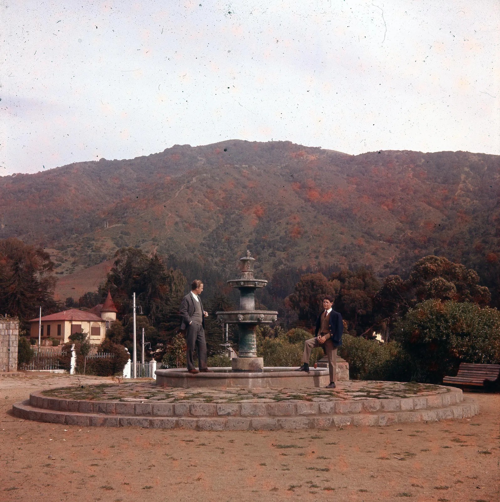 Pila de Bronce en la Plaza de Zapallar, ca. 1960